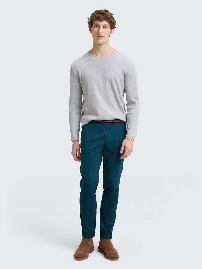 Slim Chino Hose mit Gürtel von Denim Male, deep pond green