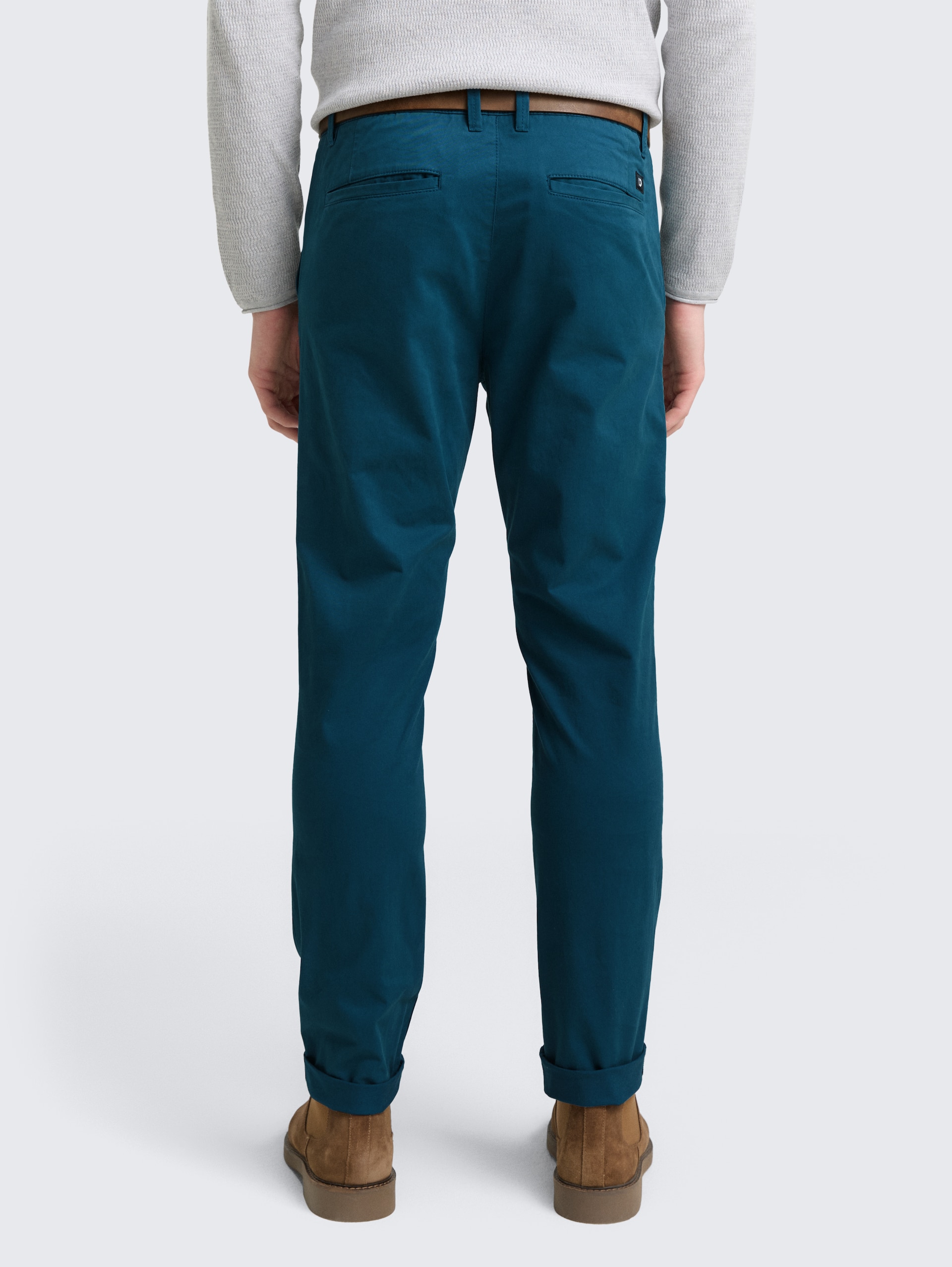 Slim Chino Hose mit Gürtel - deep pond green - Auschnitt Model-Rückansicht