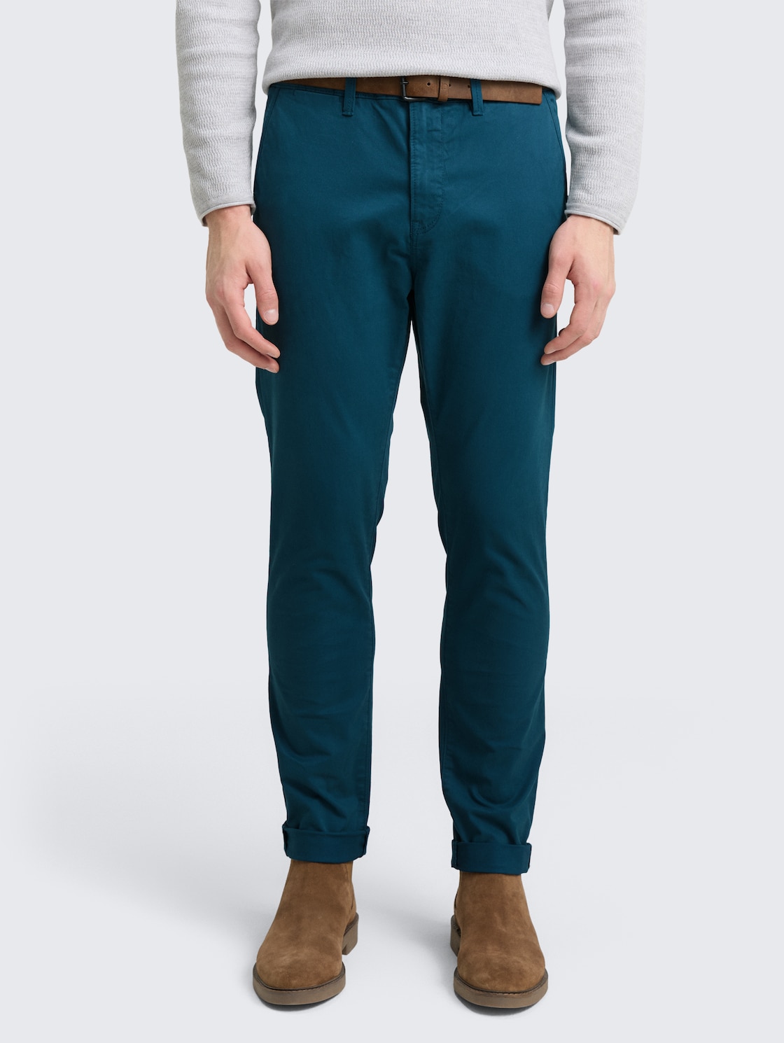 Slim Chino Hose mit Gürtel - deep pond green - Ausschnitt Model-Vorderansicht