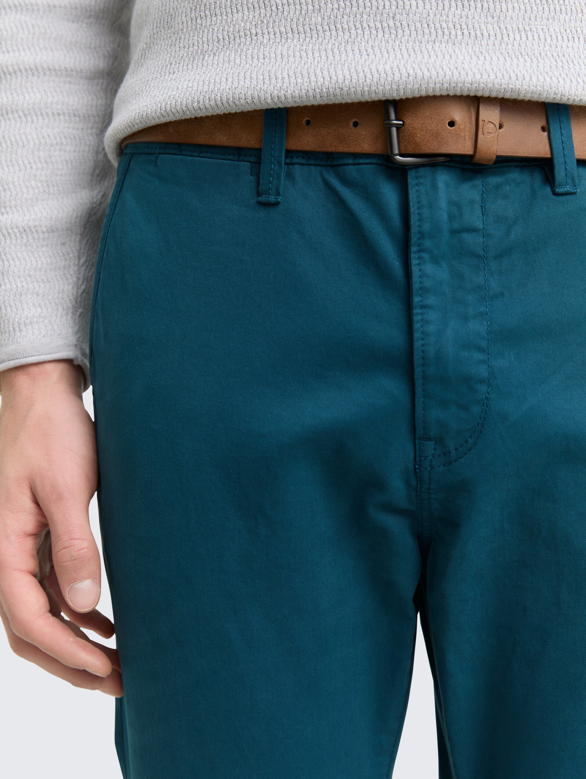 Slim Chino Hose mit Gürtel - deep pond green - Detail-Model-Ansicht