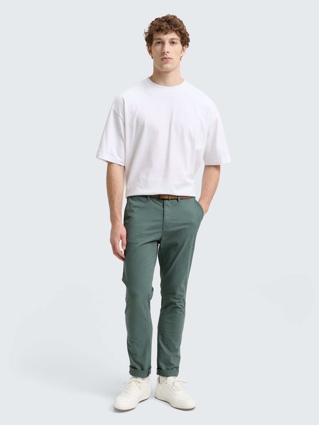 Slim Chino Hose mit Gürtel - washed jasper green - Model-Vorderansicht