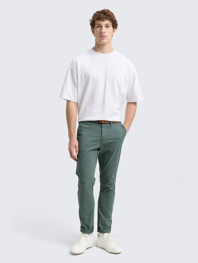 Slim Chino Hose mit Gürtel von Denim Male, washed jasper green