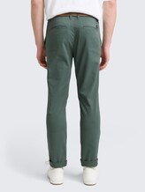 Slim Chino Hose mit Gürtel - washed jasper green - Auschnitt Model-Rückansicht
