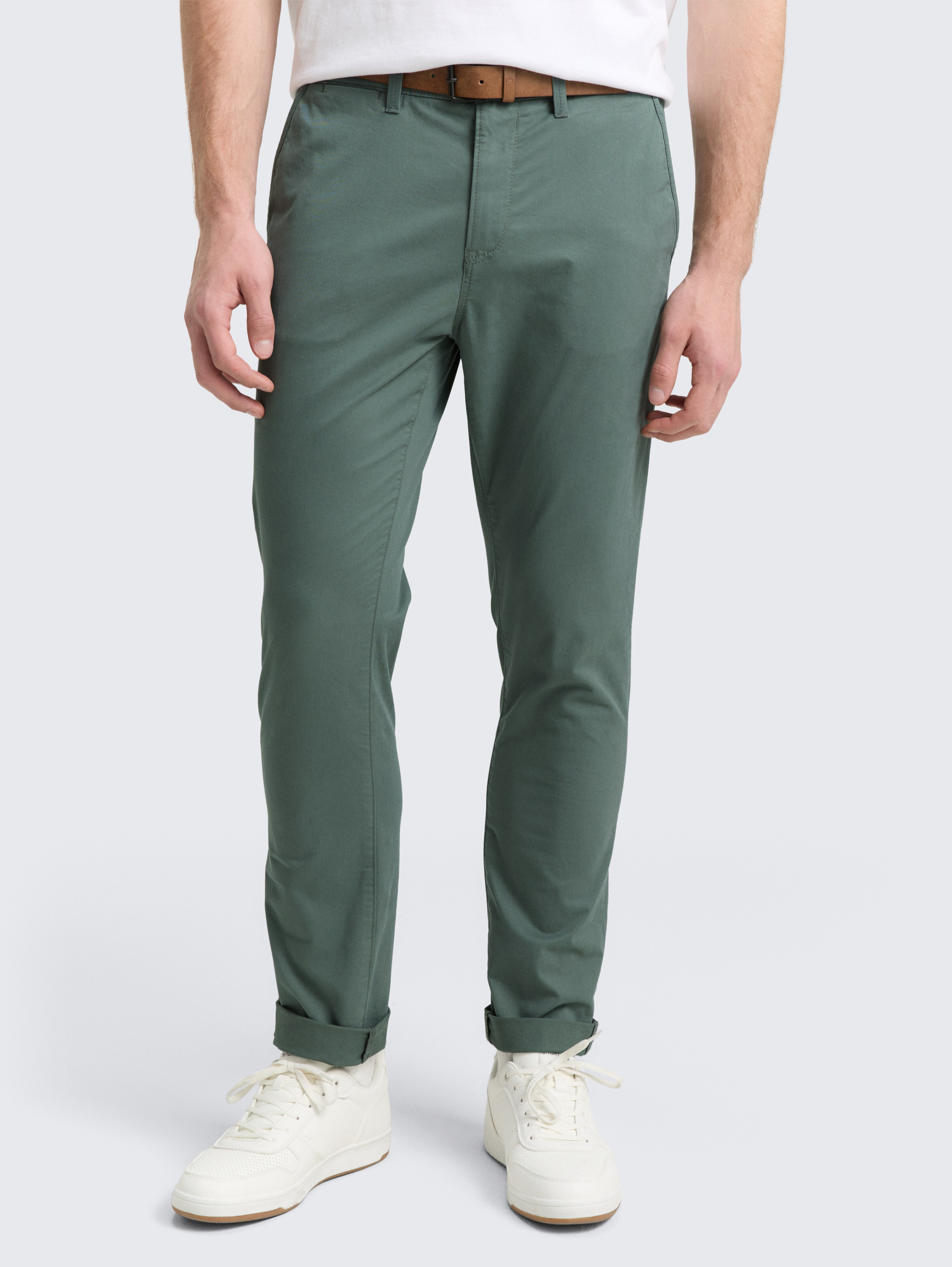 Slim Chino Hose mit Gürtel von Denim Male, washed jasper green