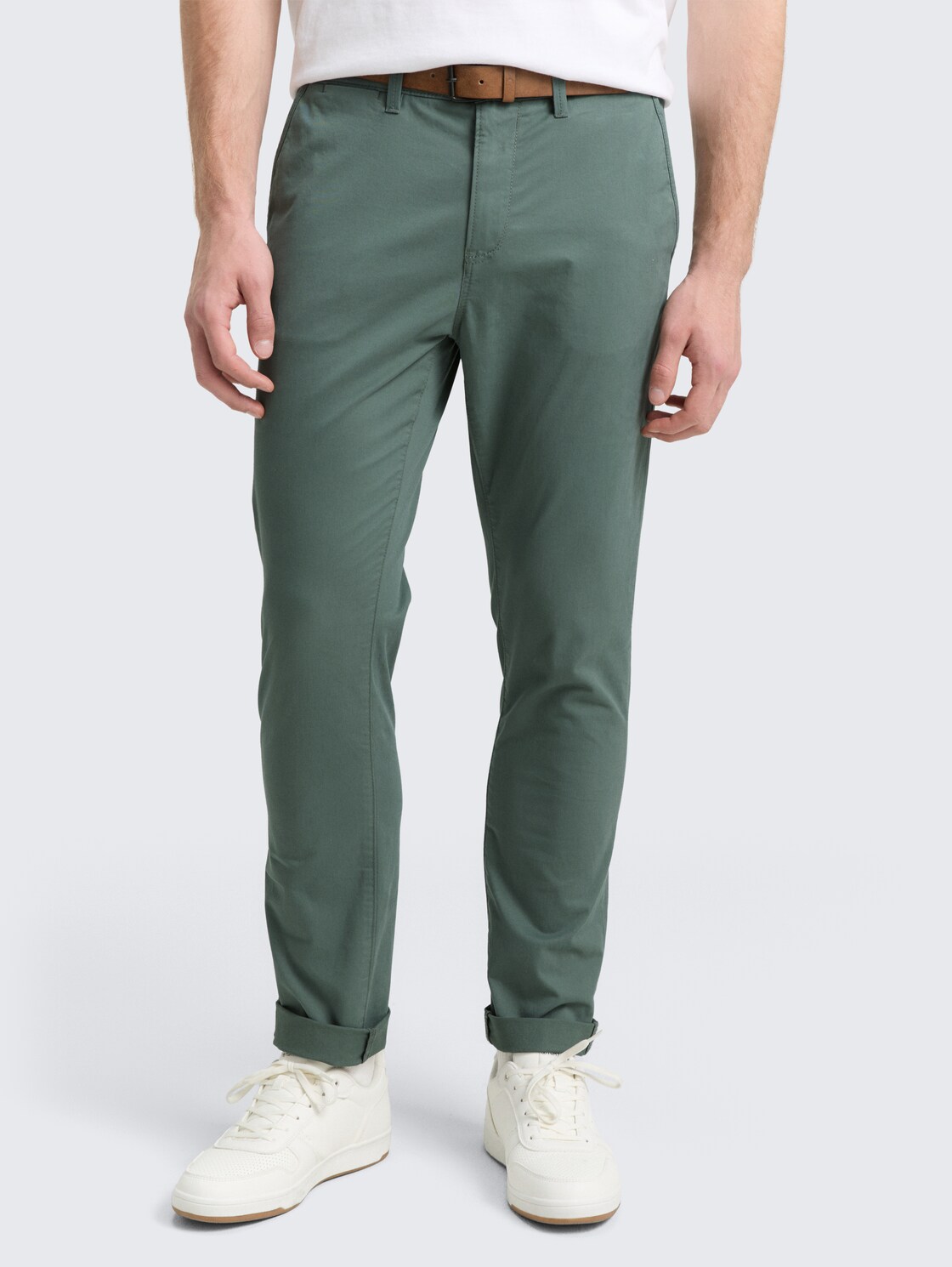 Slim Chino Hose mit Gürtel - washed jasper green - Ausschnitt Model-Vorderansicht