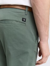 Slim Chino Hose mit Gürtel - washed jasper green - Detail-Model-Ansicht