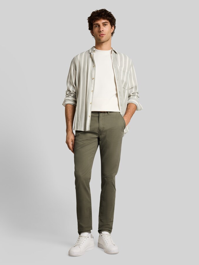 Pantalon chino slim avec ceinture par Denim Male, urban olive green