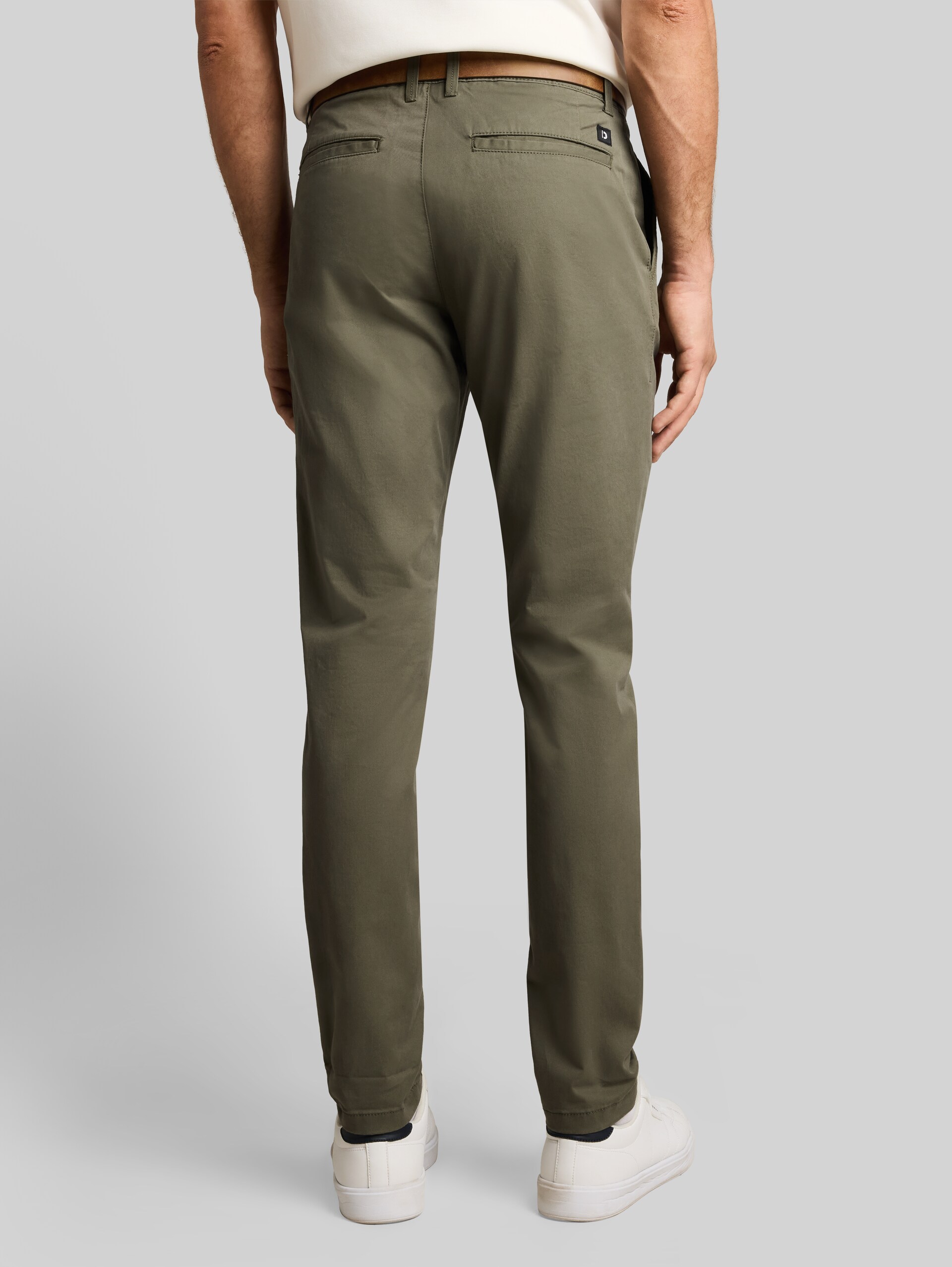 Slim-fit chino met riem - urban olive green - Neklijn model-achteraanzicht