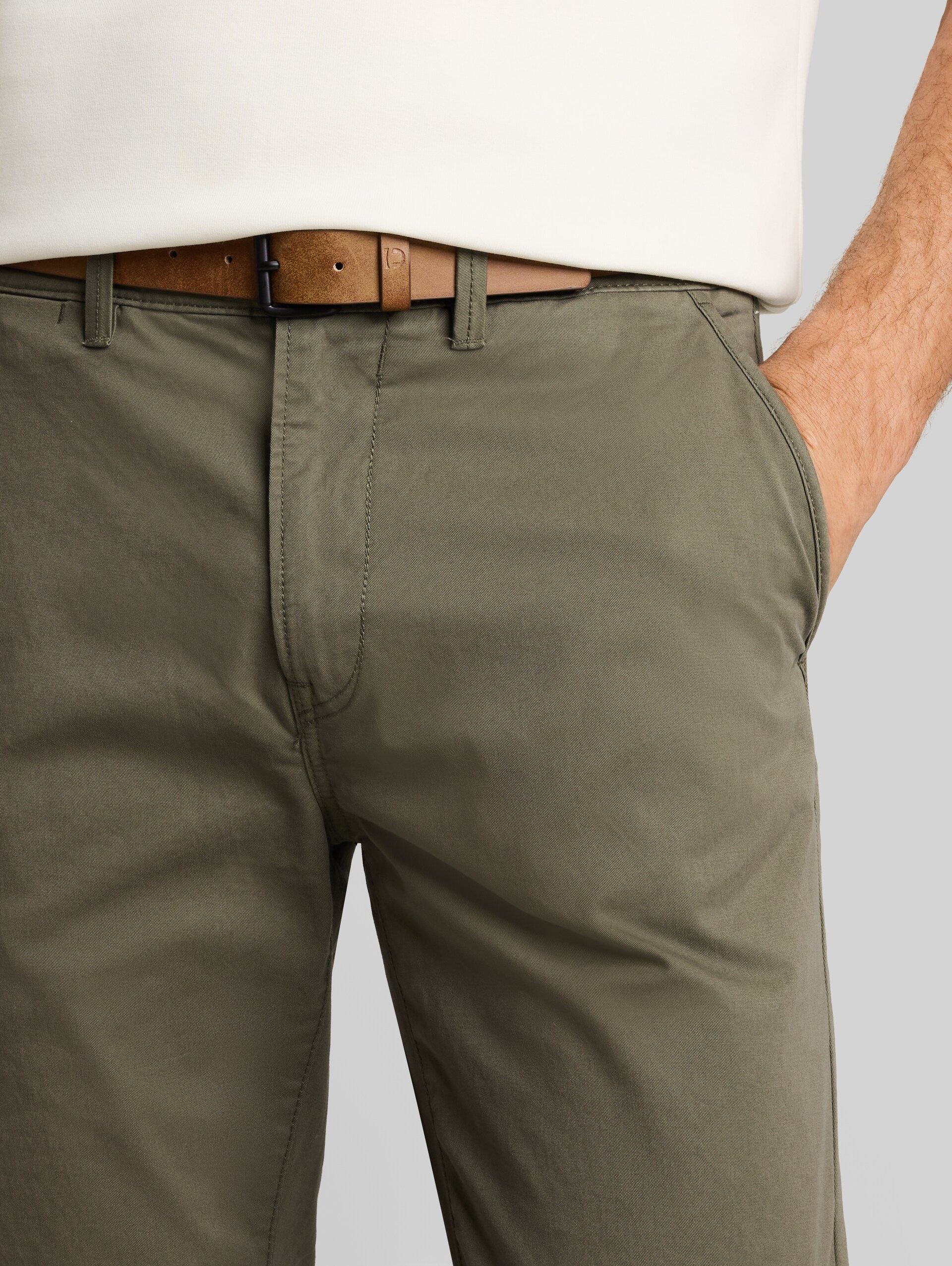 Slim-fit chino met riem - urban olive green - Detailaanzicht model