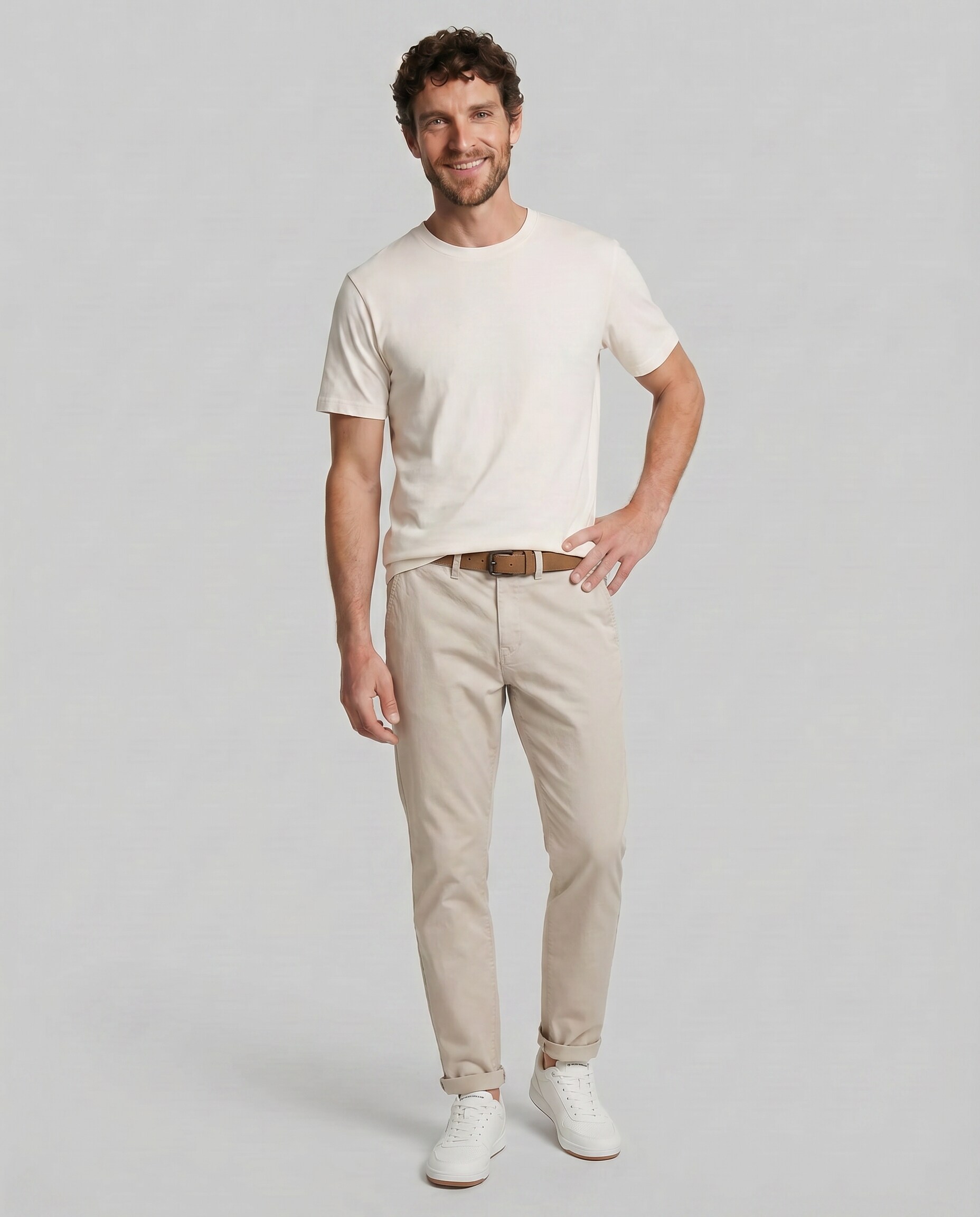 Slim Chino Hose mit Gürtel - cloud grey - Model-Vorderansicht