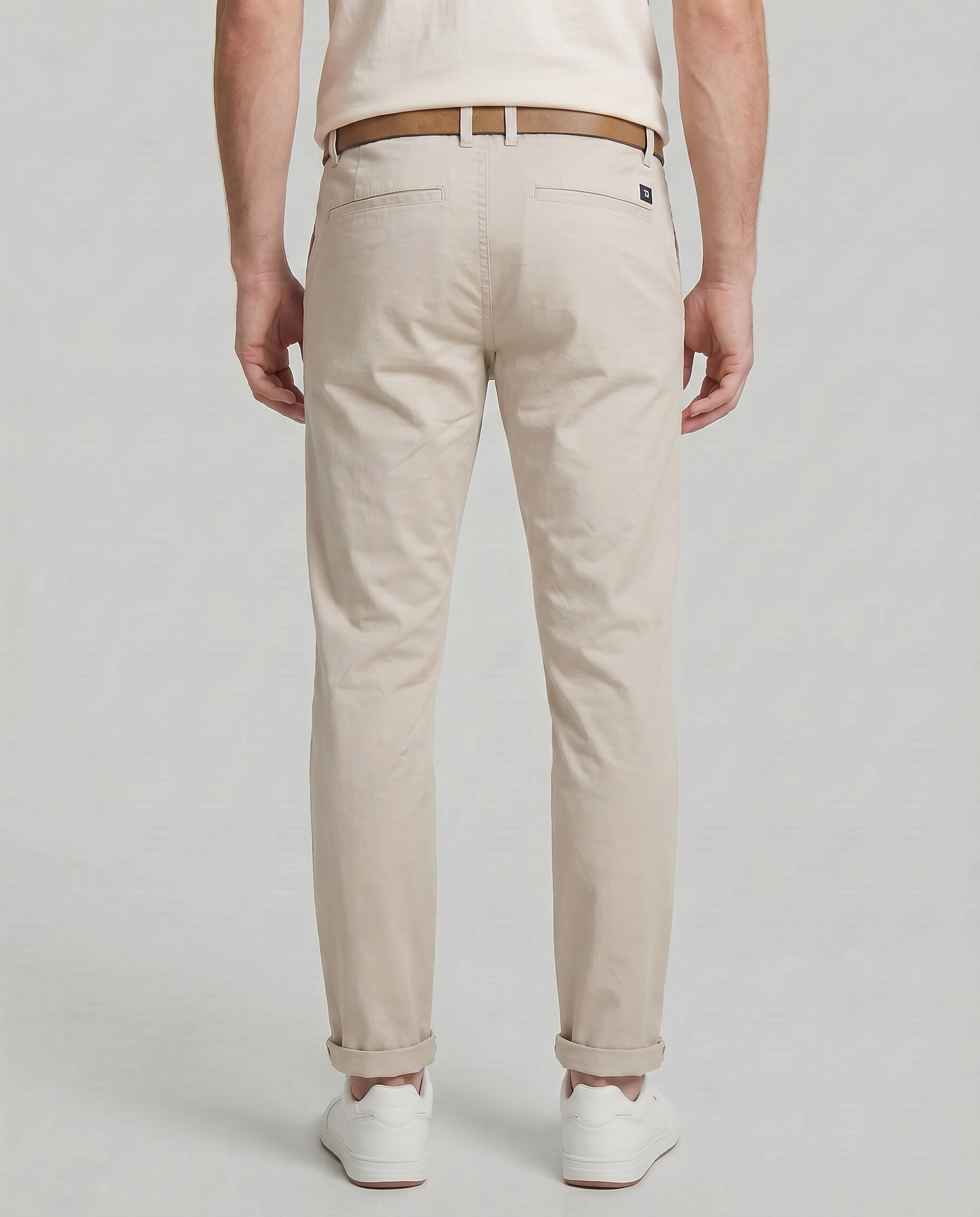 Slim Chino Hose mit Gürtel - cloud grey - Auschnitt Model-Rückansicht