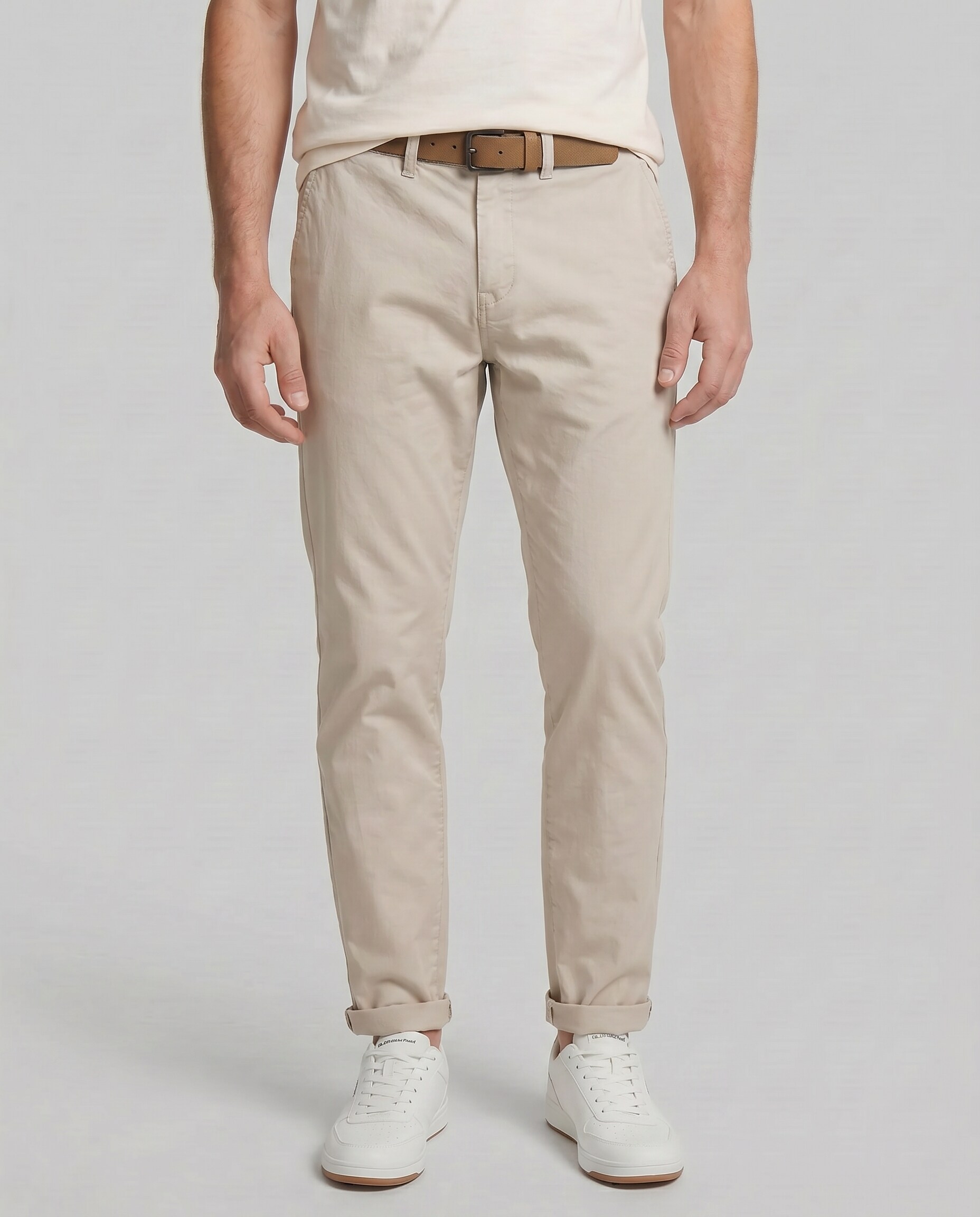Slim Chino Hose mit Gürtel - cloud grey - Ausschnitt Model-Vorderansicht