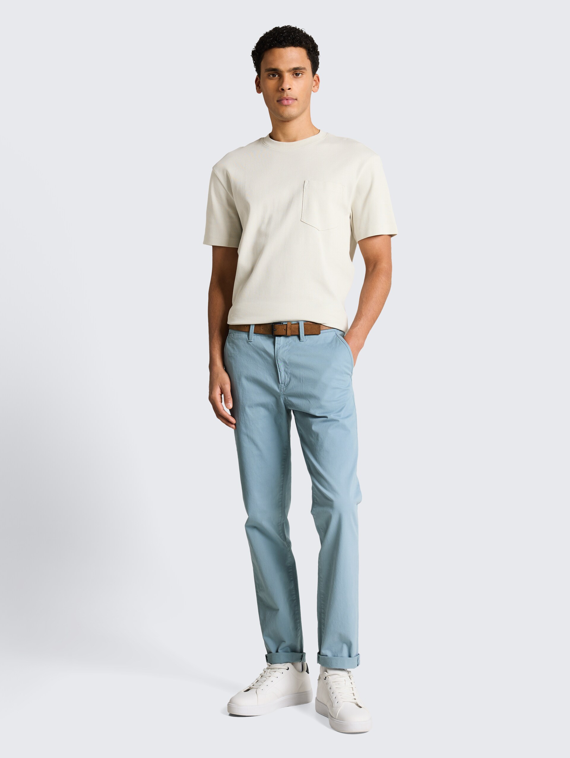 Slim Chino Hose mit Gürtel - citadel blue - Model-Vorderansicht