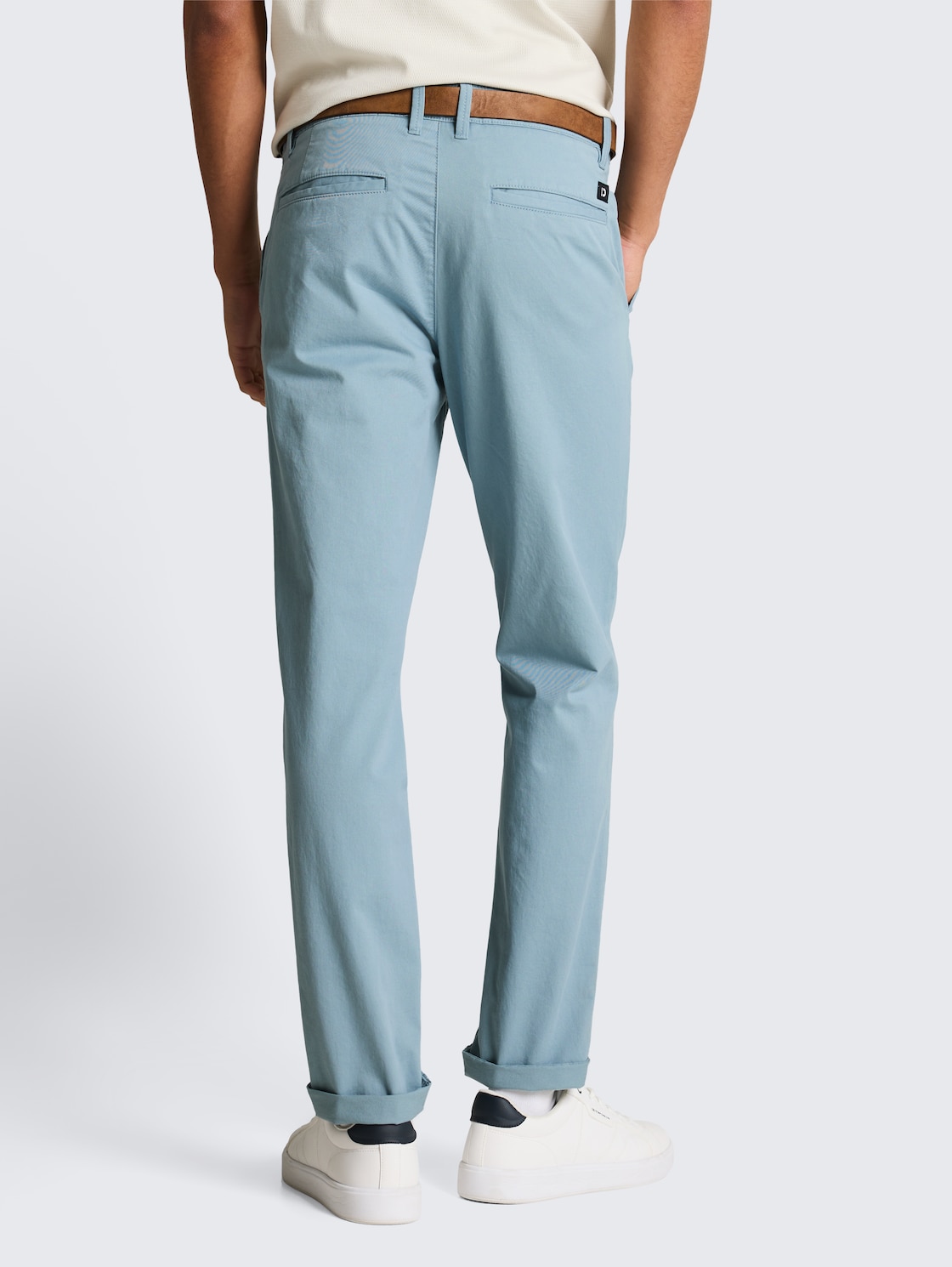 Slim Chino Hose mit Gürtel - citadel blue - Auschnitt Model-Rückansicht