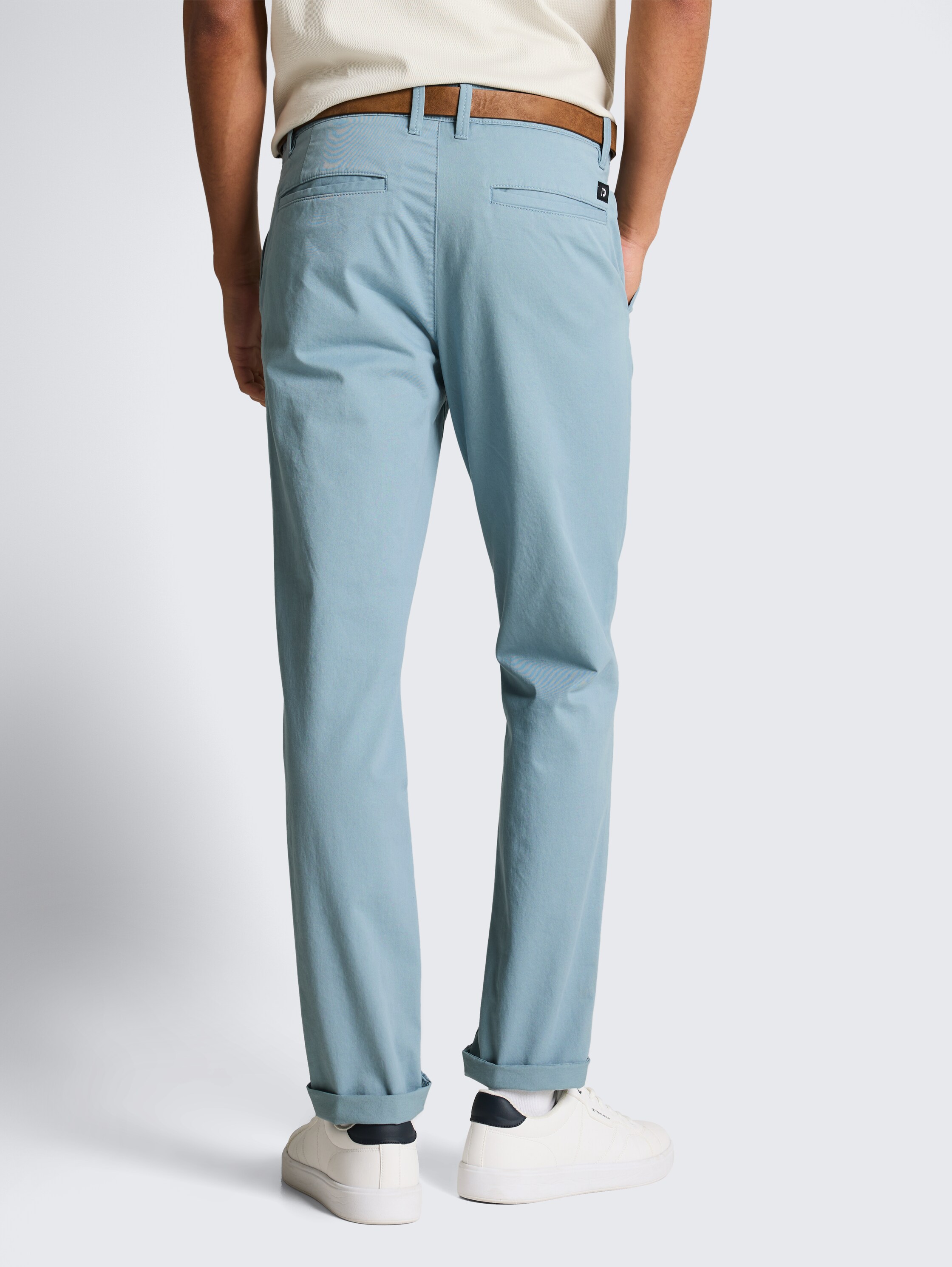 Slim Chino Hose mit Gürtel - citadel blue - Auschnitt Model-Rückansicht