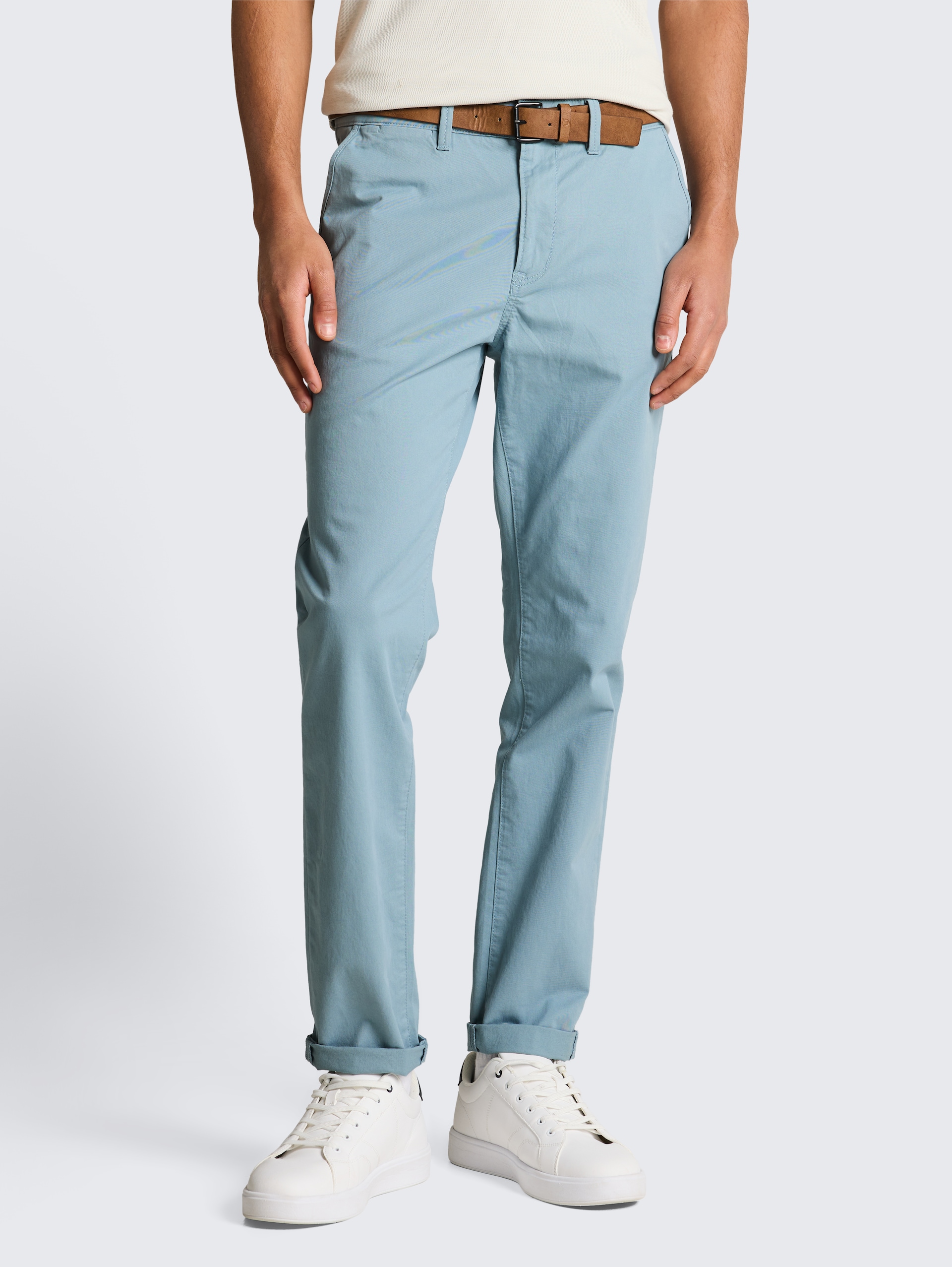Slim Chino Hose mit Gürtel - citadel blue - Ausschnitt Model-Vorderansicht