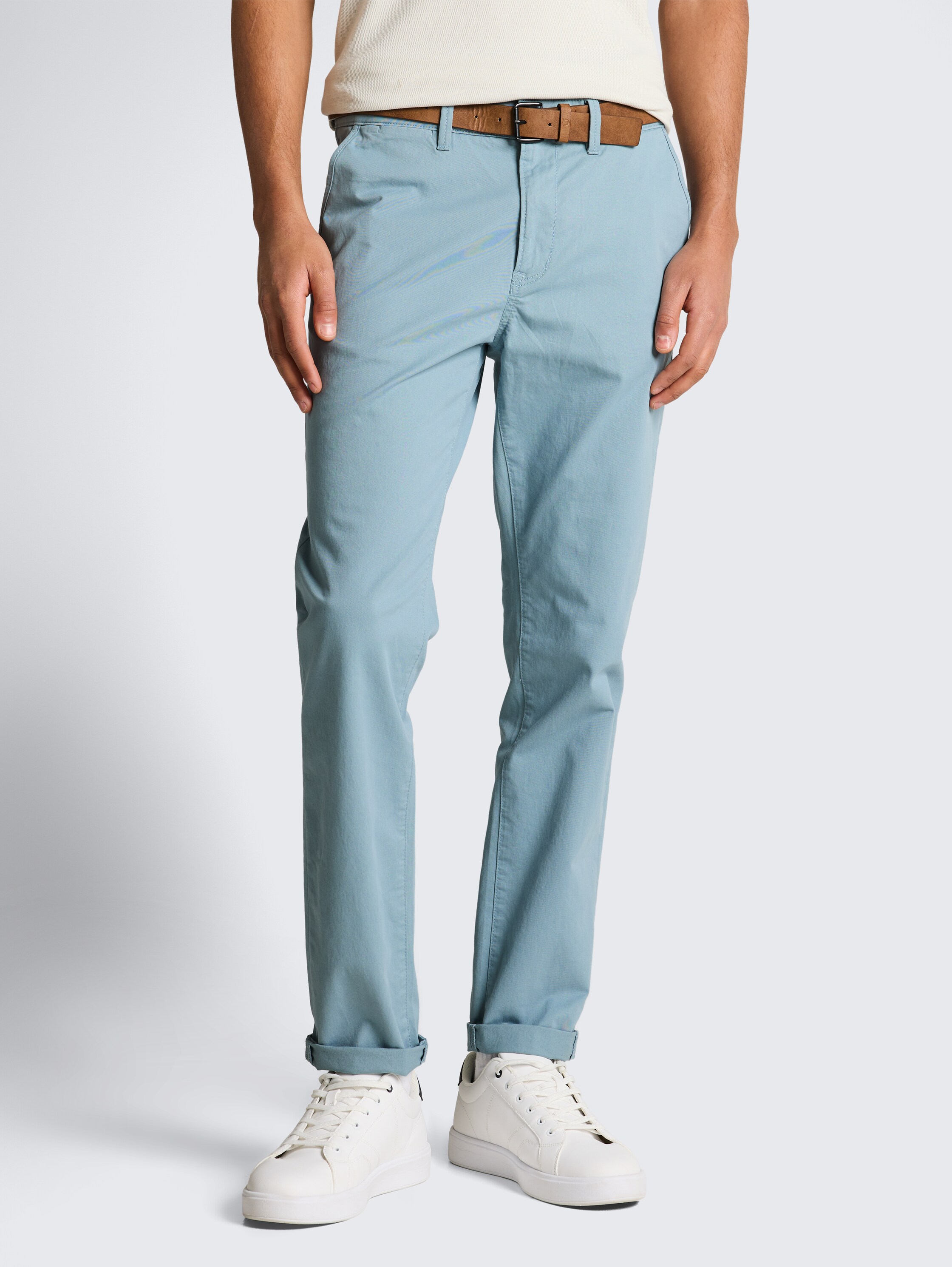 Slim Chino Hose mit Gürtel - citadel blue - Ausschnitt Model-Vorderansicht
