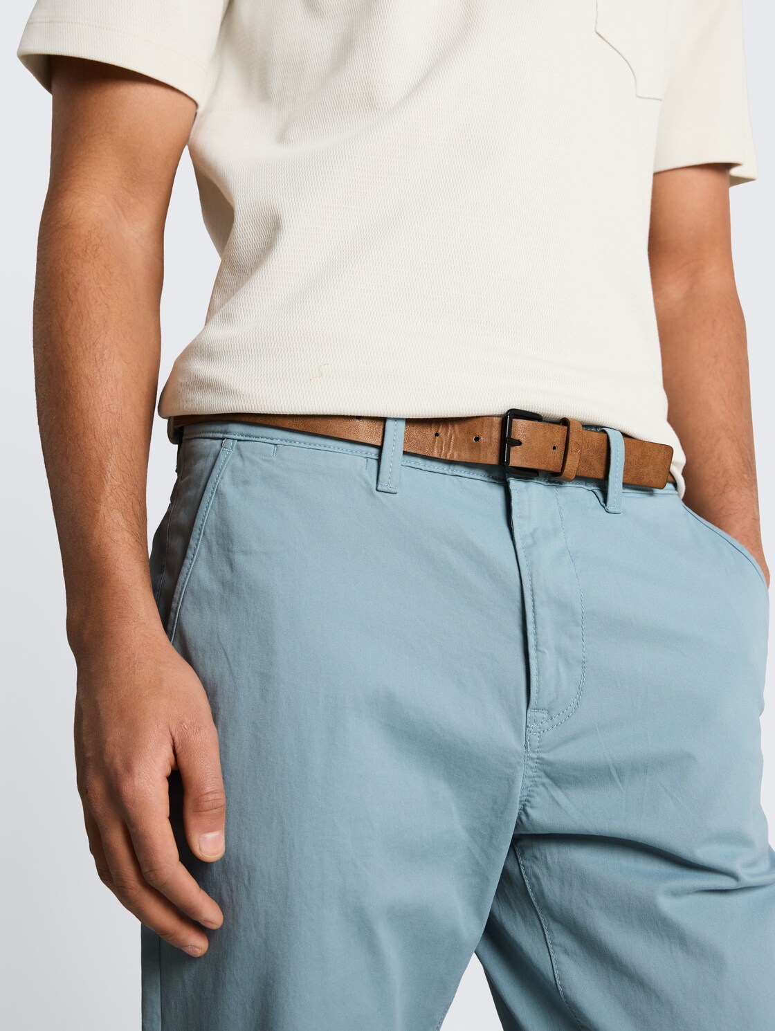Slim Chino Hose mit Gürtel - citadel blue - Detail-Model-Ansicht