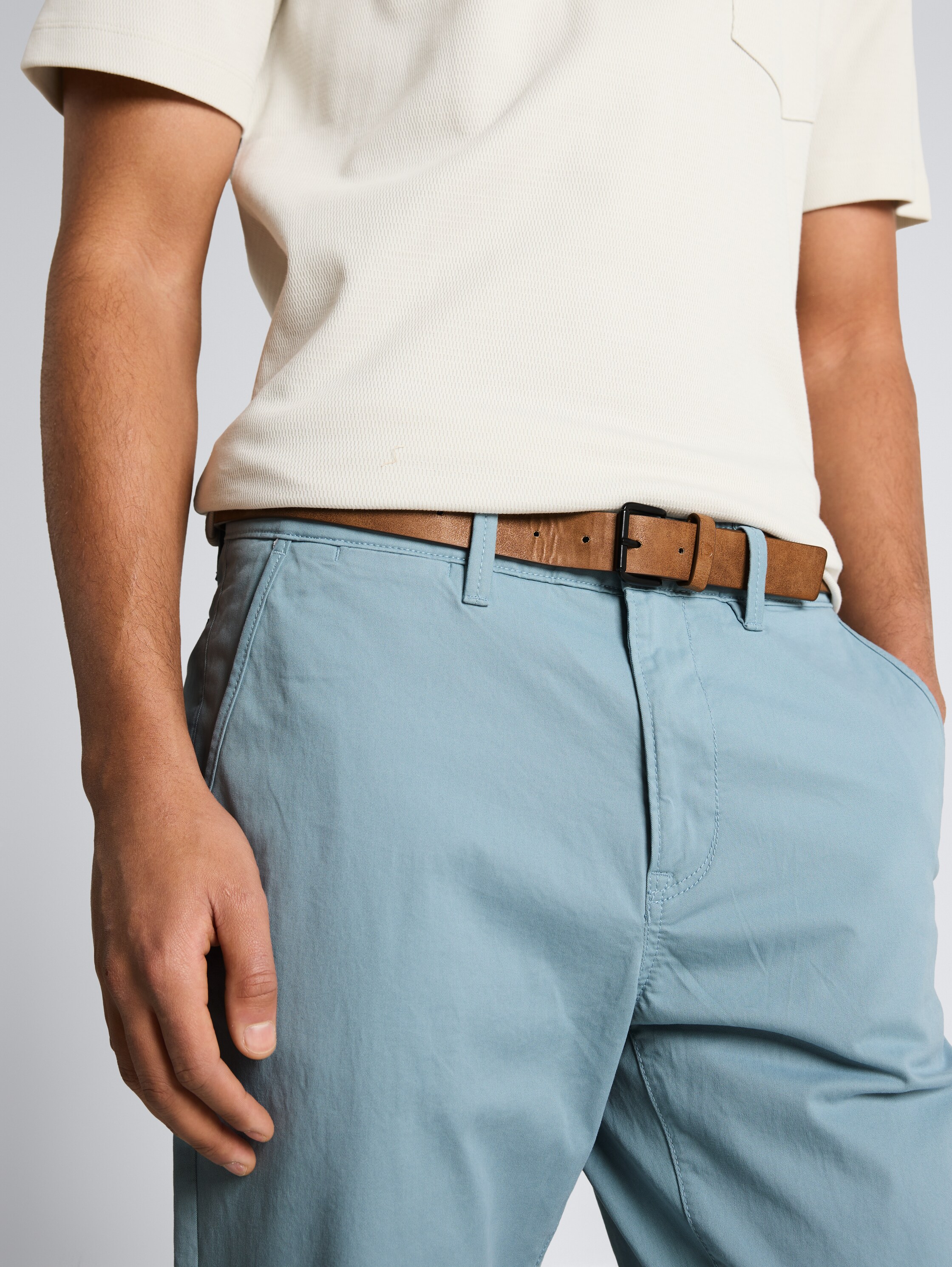 Slim Chino Hose mit Gürtel - citadel blue - Detail-Model-Ansicht