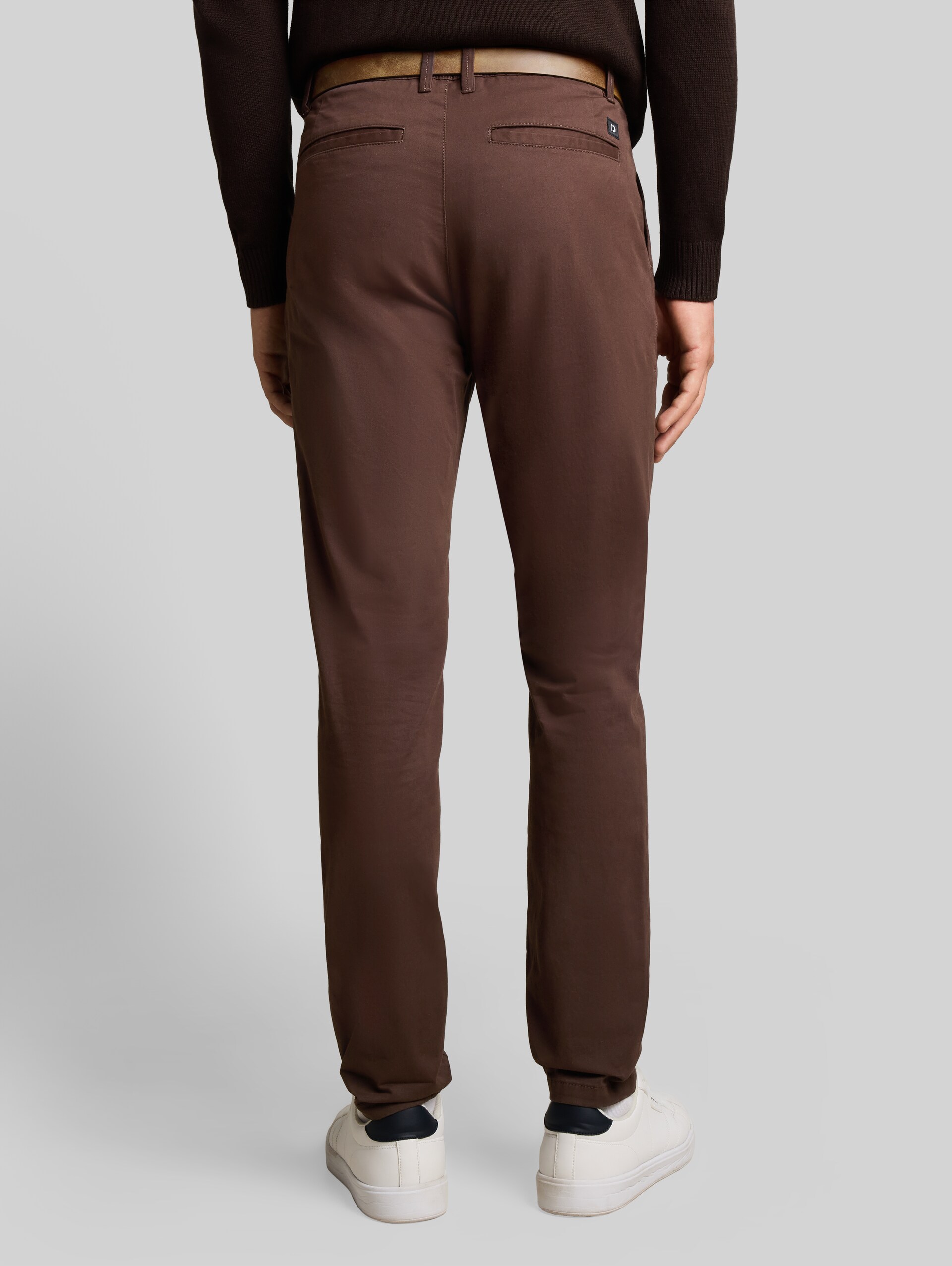 Slim-fit chino met riem - cool dark brown - Neklijn model-achteraanzicht
