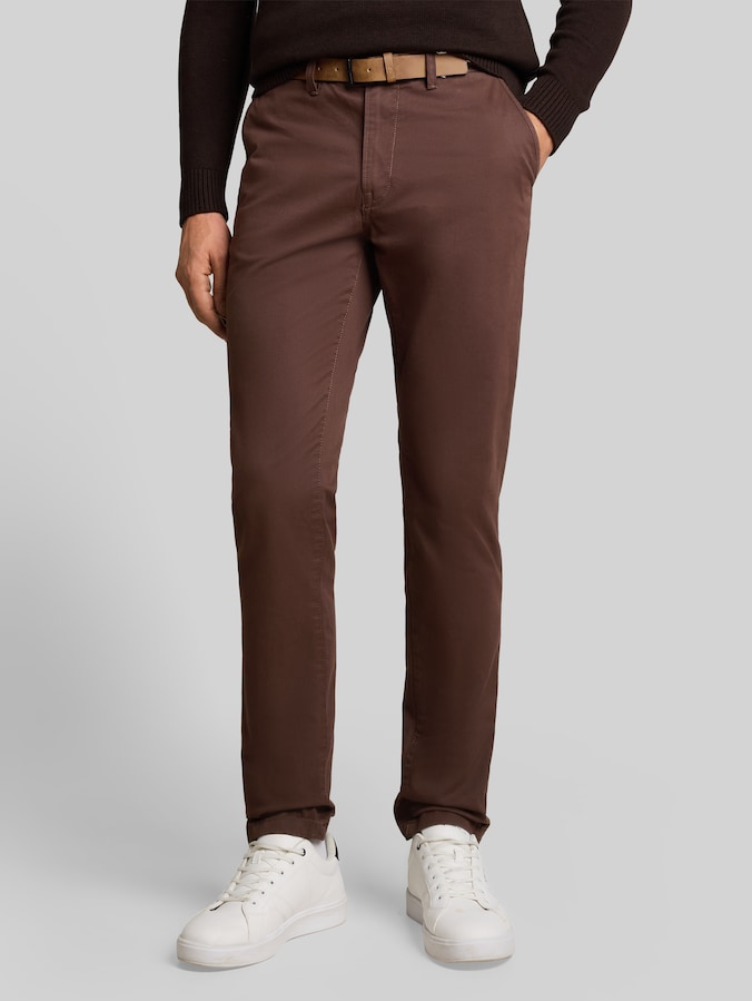 Pantalon chino slim avec ceinture par Denim Male, cool dark brown