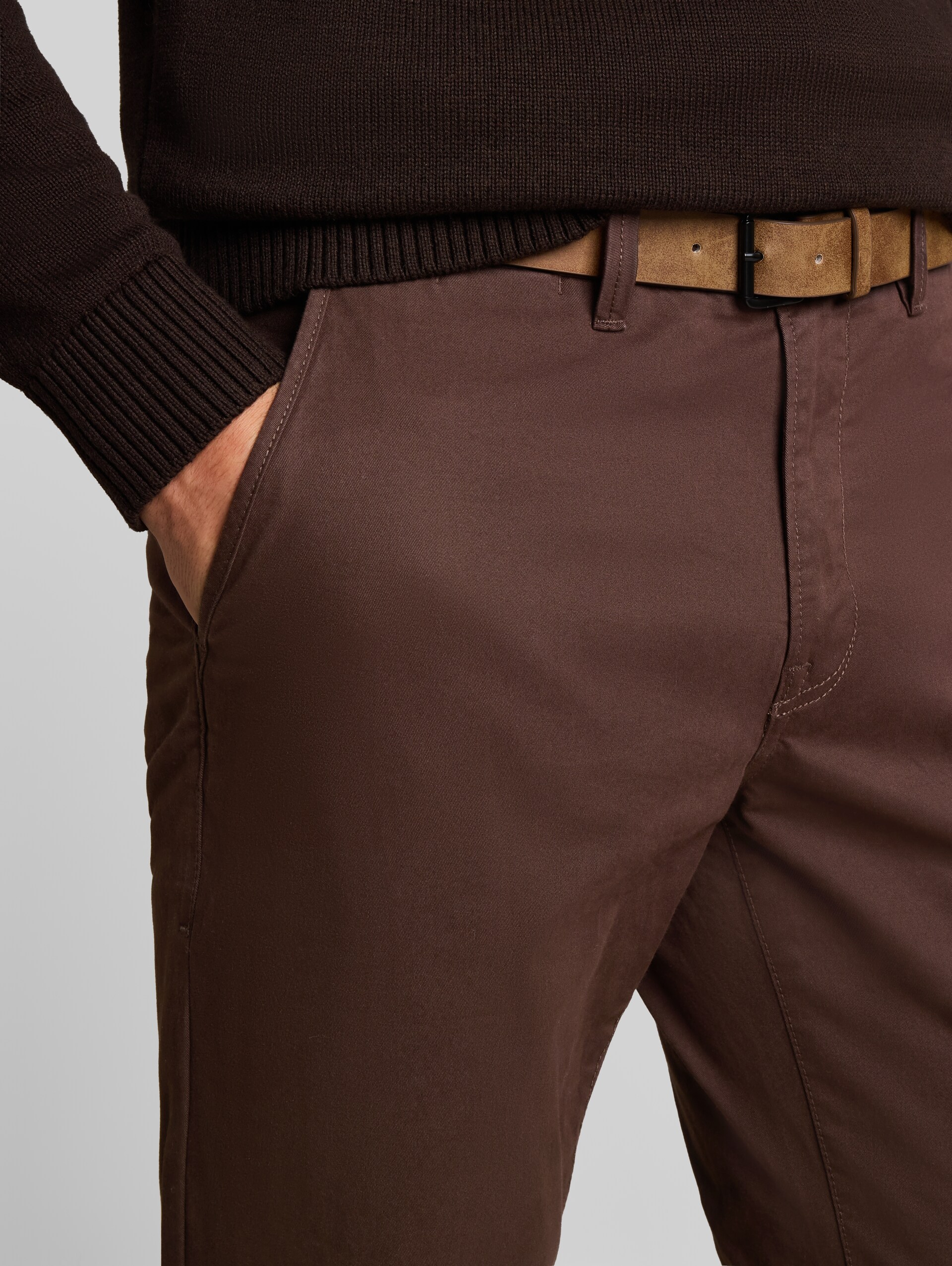 Slim-fit chino met riem - cool dark brown - Detailaanzicht model