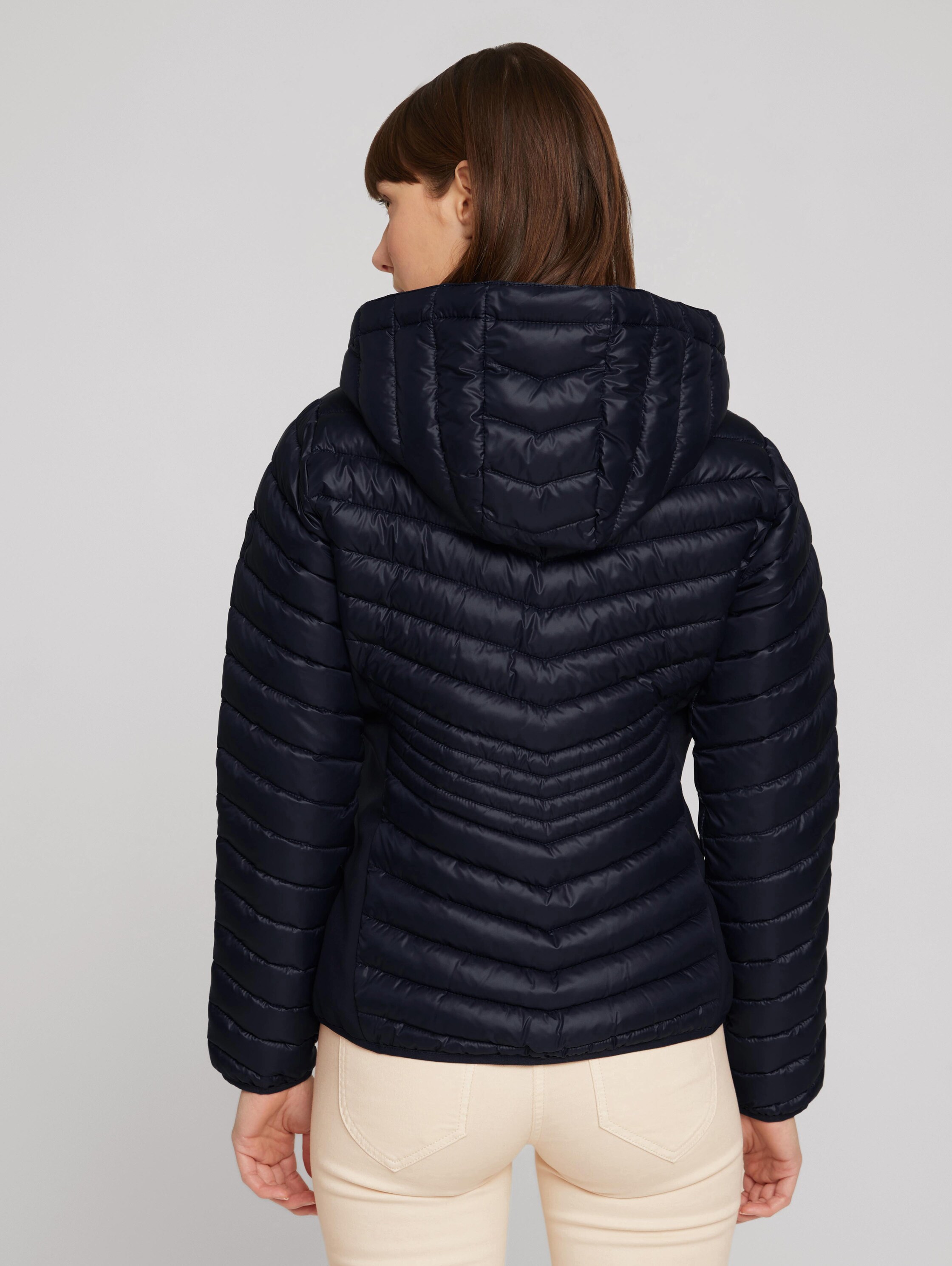 Gewatteerd jack van een materiaalmix met gerecycled polyester - sky captain blue - Model-achteraanzicht