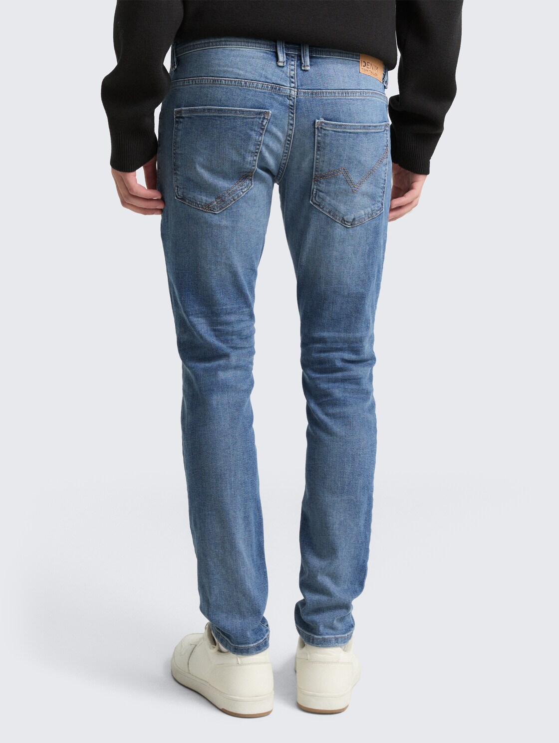 TTCULVER SKINNY Jeans - Used Light Stone Blue Denim - Auschnitt Model-Rückansicht