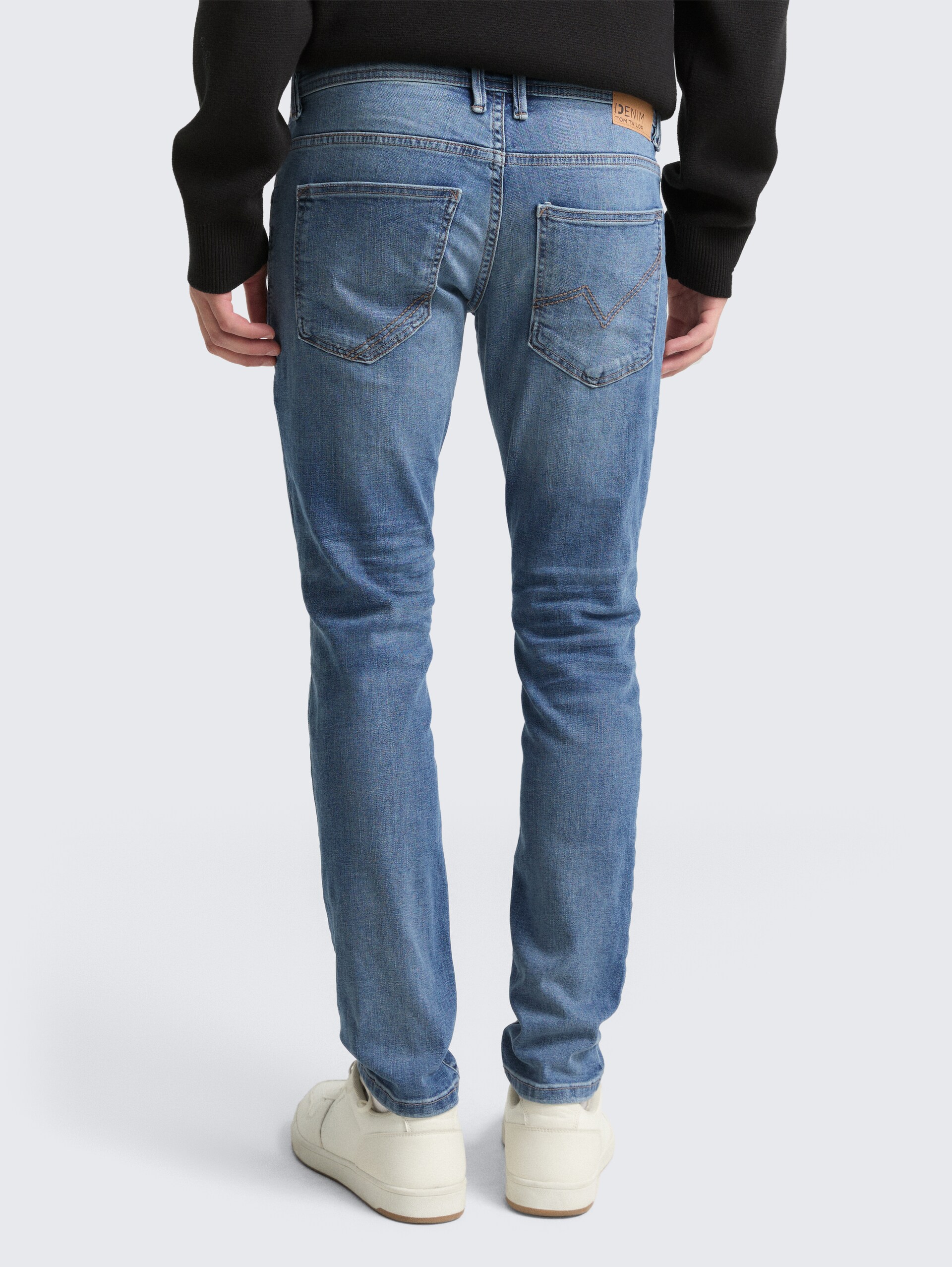 TTCULVER SKINNY Jeans - Used Light Stone Blue Denim - Auschnitt Model-Rückansicht