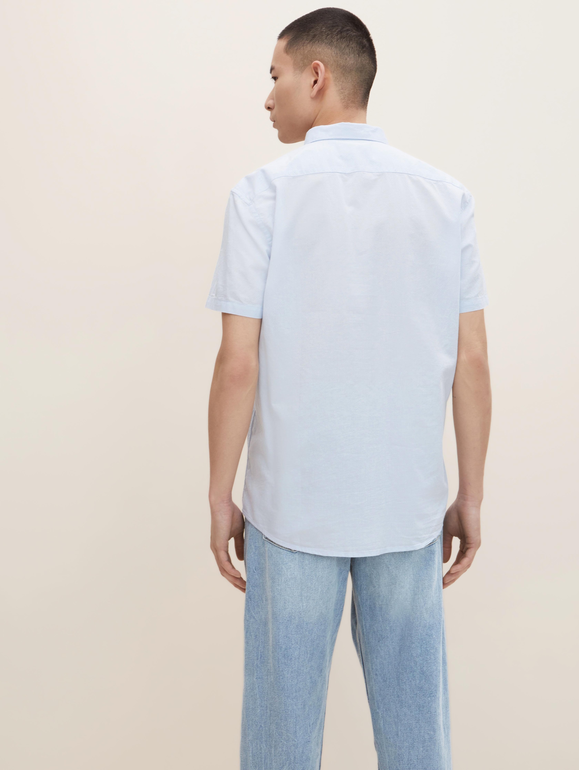Slim Fit Kurzarmhemd mit Struktur - light blue circle structure - Auschnitt Model-Rückansicht