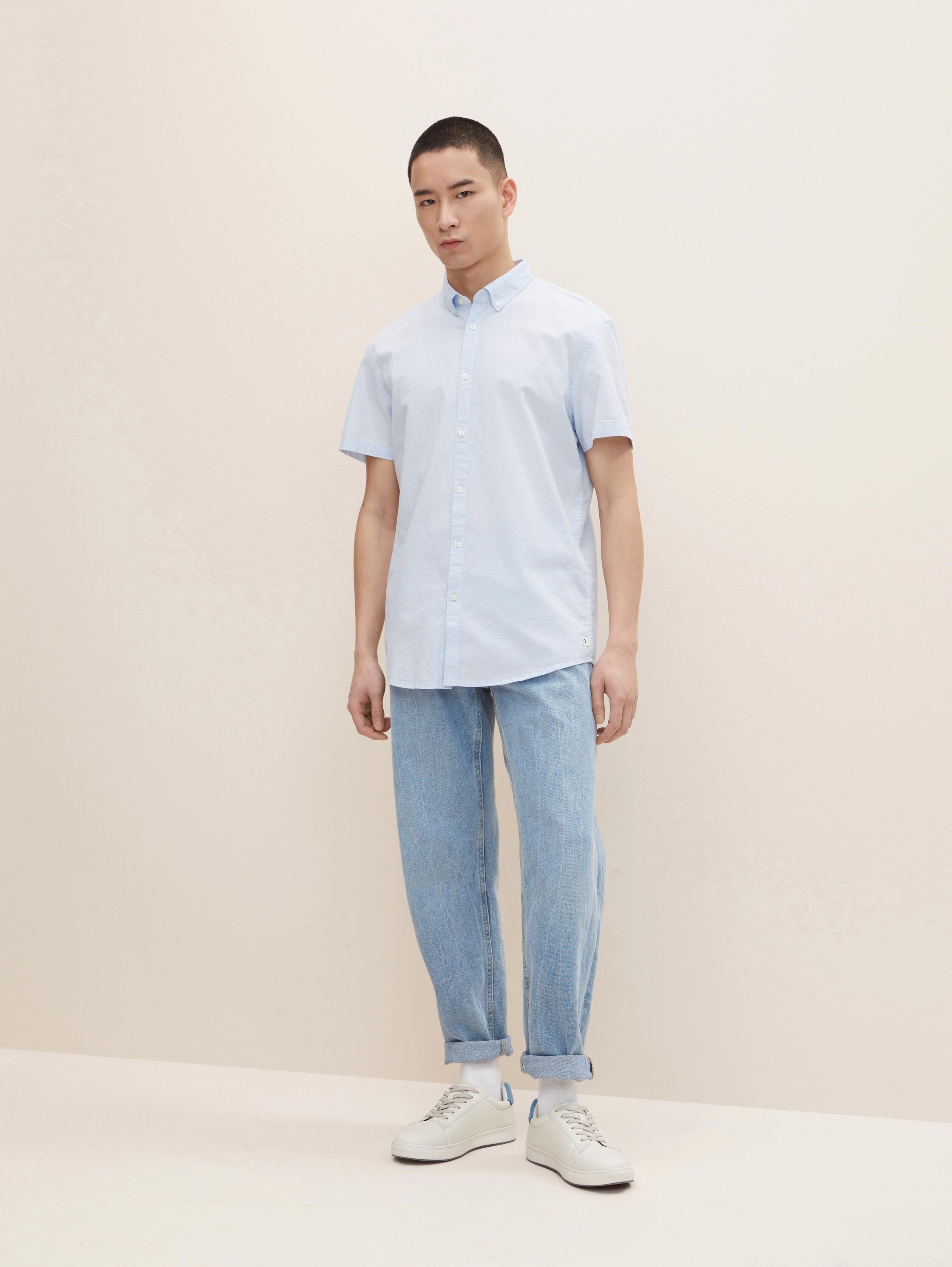 Slim Fit Kurzarmhemd mit Struktur - light blue circle structure - Model-Vorderansicht