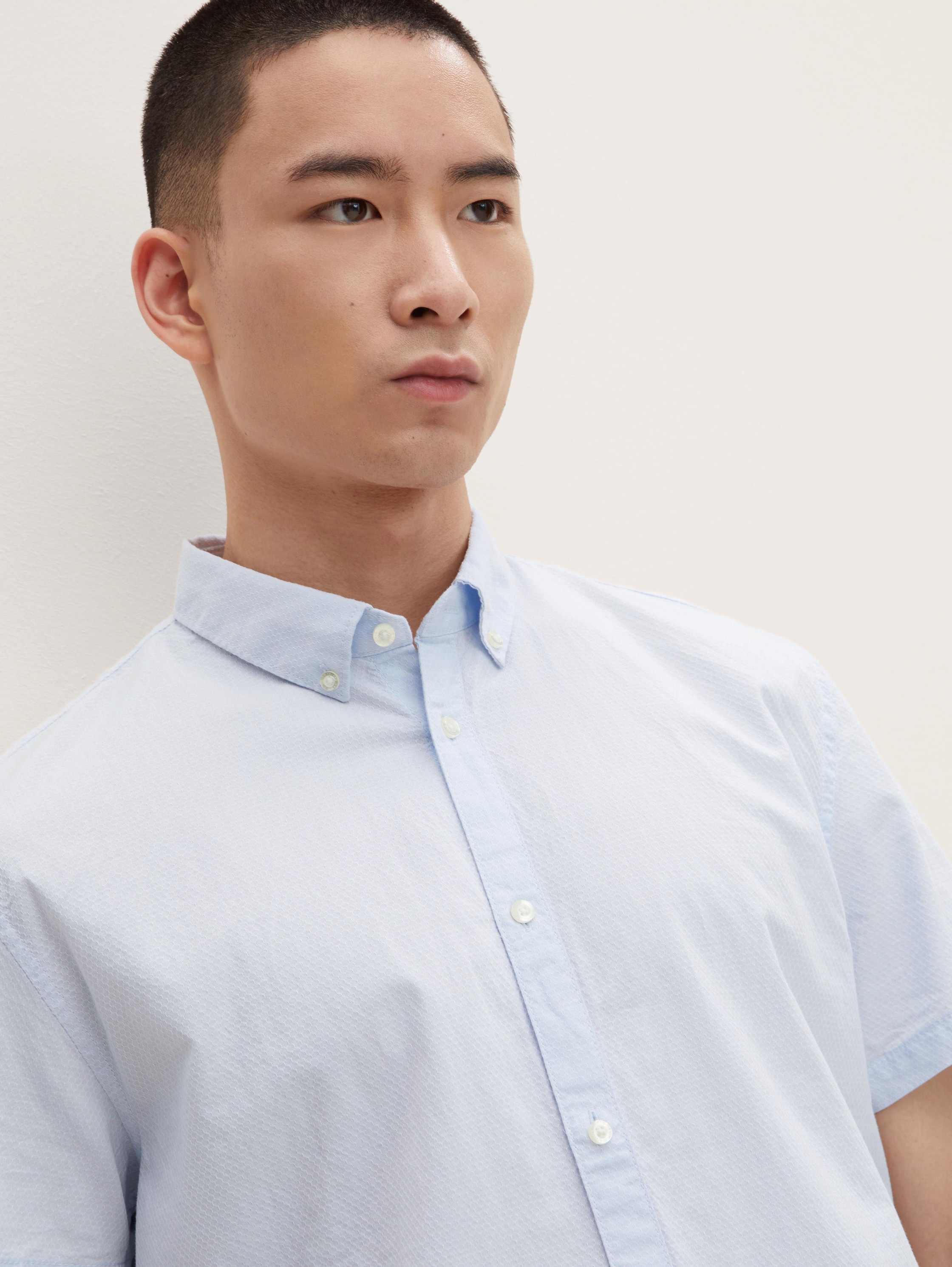 Slim Fit Kurzarmhemd mit Struktur - light blue circle structure - Detail-Model-Ansicht
