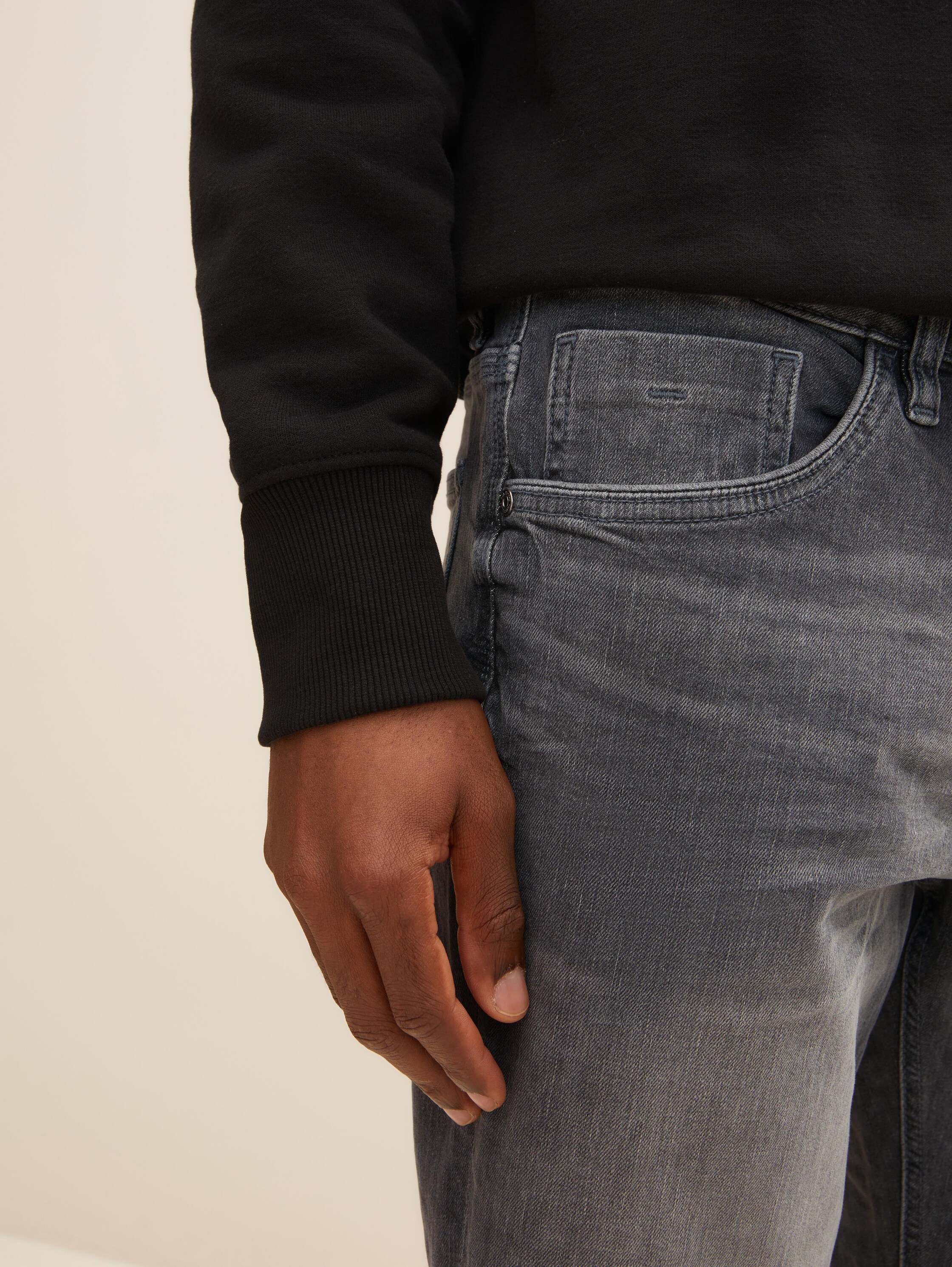 TTJOSH Regular Slim Jeans Shorts - clean mid stone grey denim - Detail-Model-Ansicht