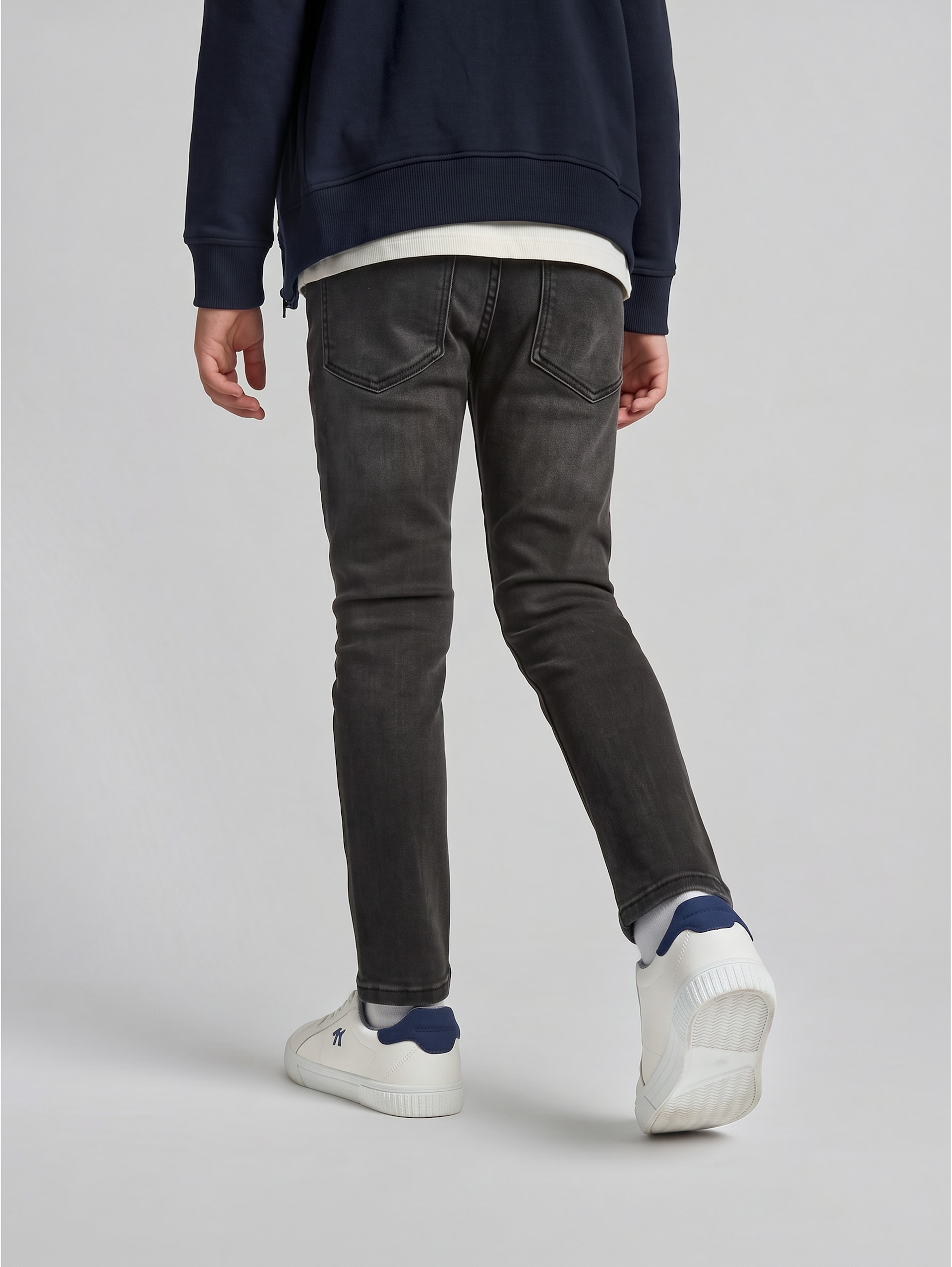 MATT SKINNY-jeans - clean mid stone black denim - Neklijn model-achteraanzicht