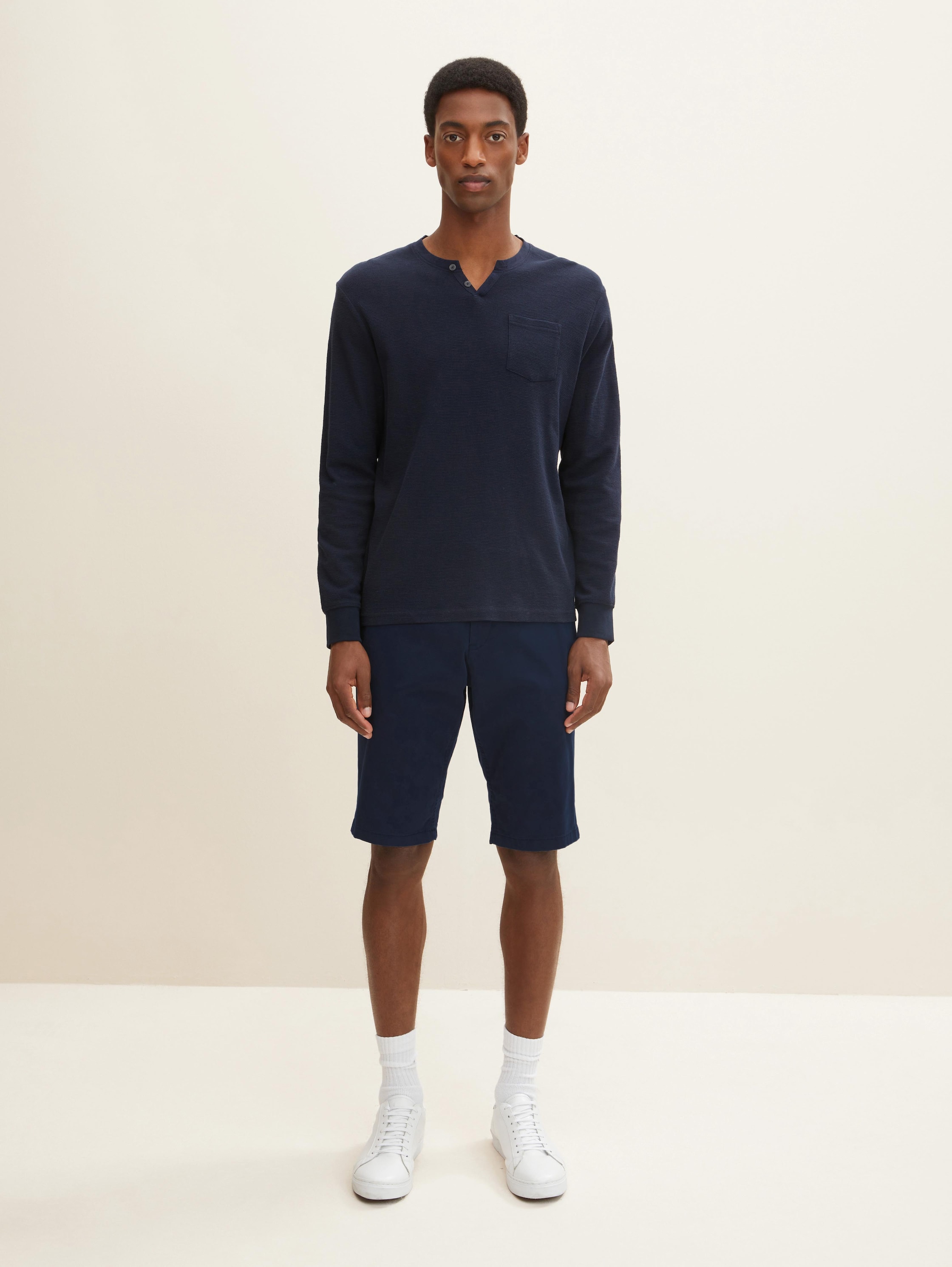 TTJOSH Regular Slim Chino Shorts - sky captain blue - Model-Vorderansicht