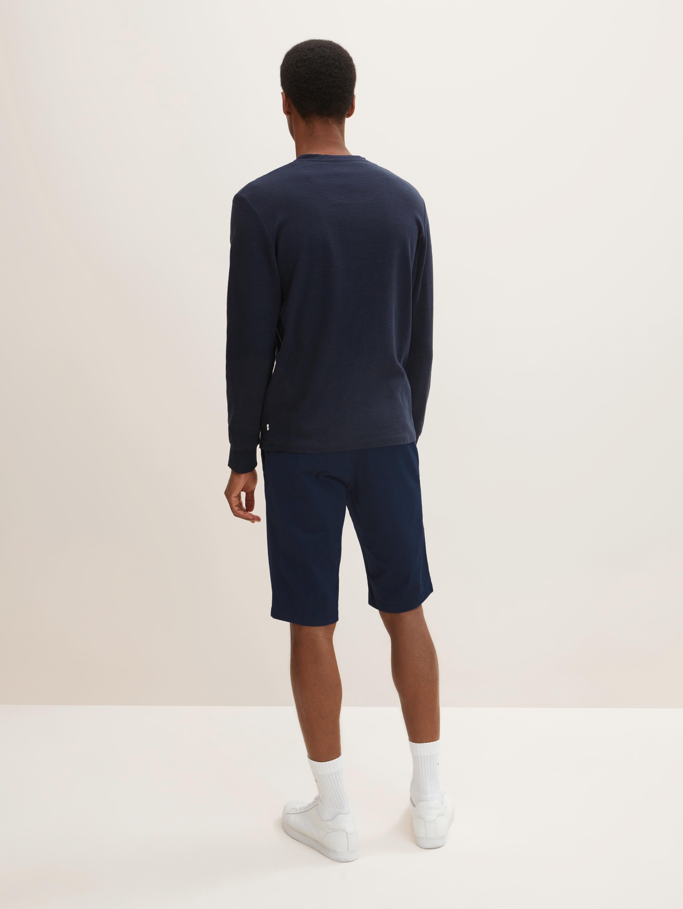 TTJOSH Regular Slim Chino Shorts - sky captain blue - Auschnitt Model-Rückansicht