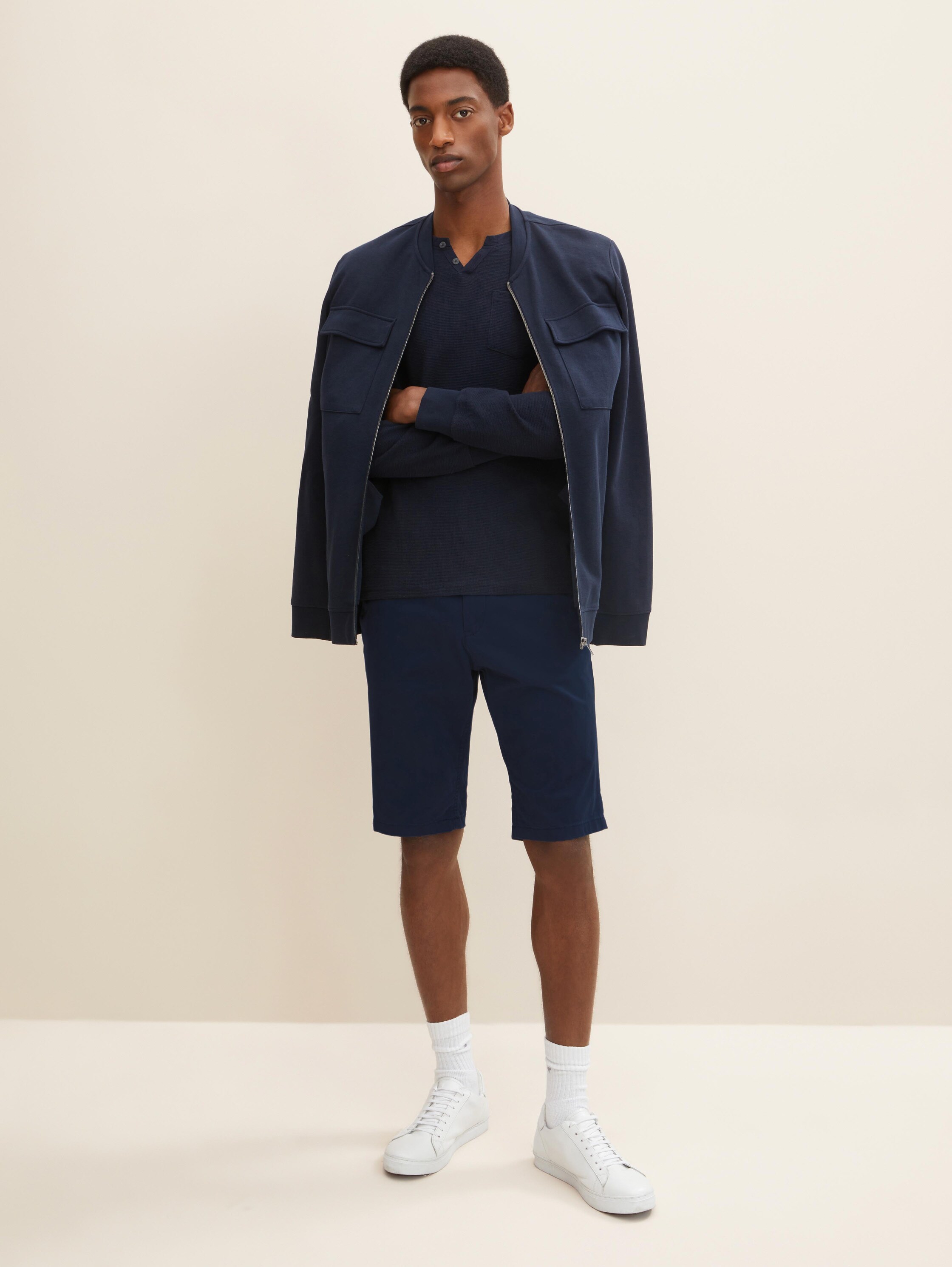 Short chino basique - bleu - Vue du corps entier du modèle