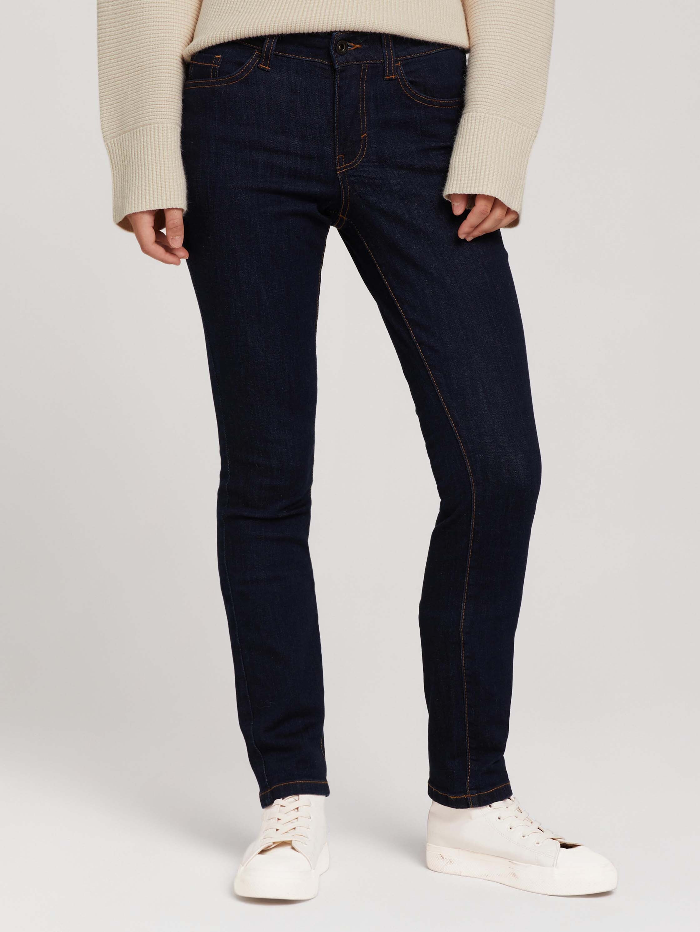Alexa Slim Jeans - Clean Rinsed Blue Denim - Model vooraanzicht