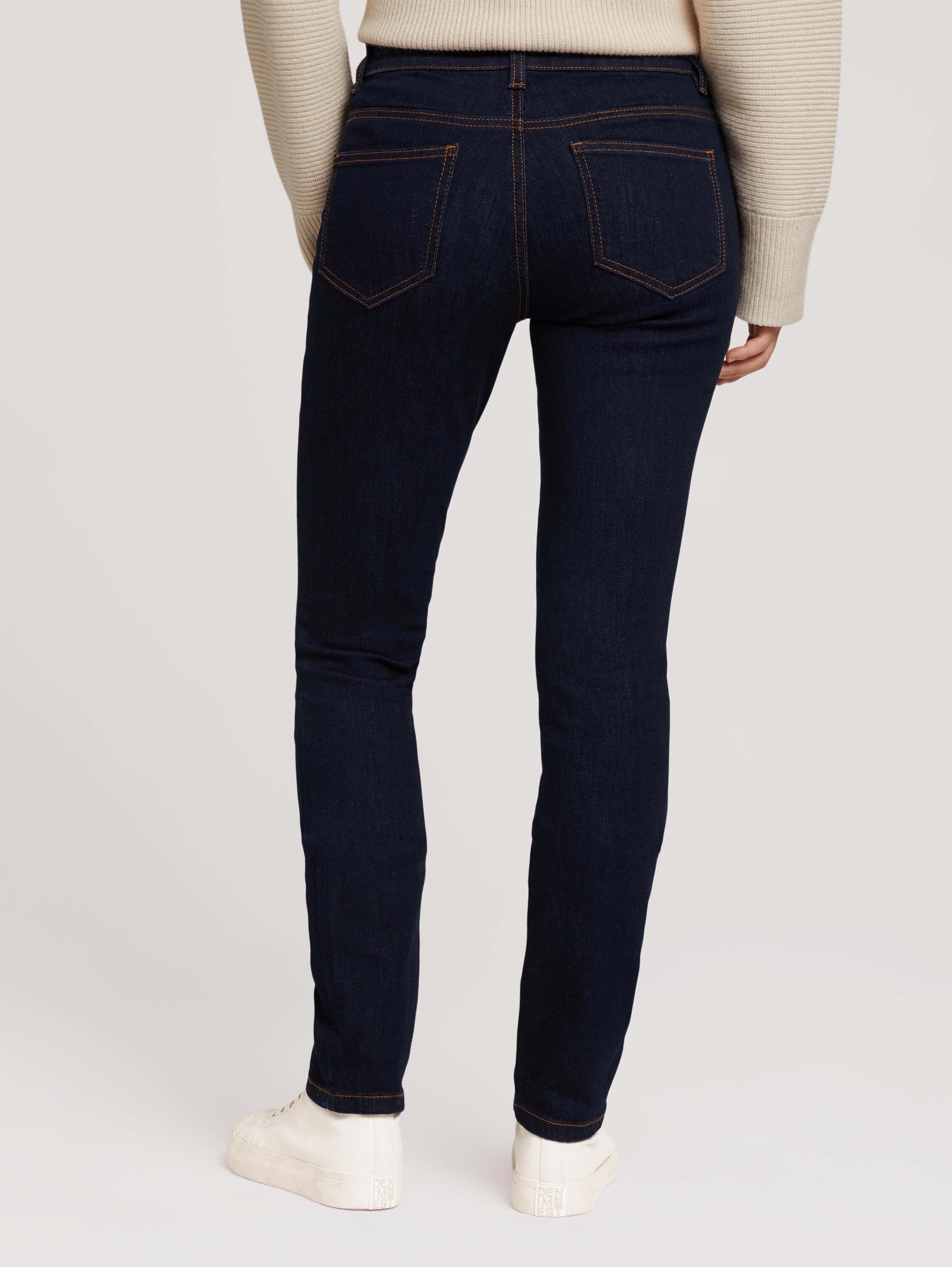 Alexa Slim Jeans - Clean Rinsed Blue Denim - Neklijn model-achteraanzicht