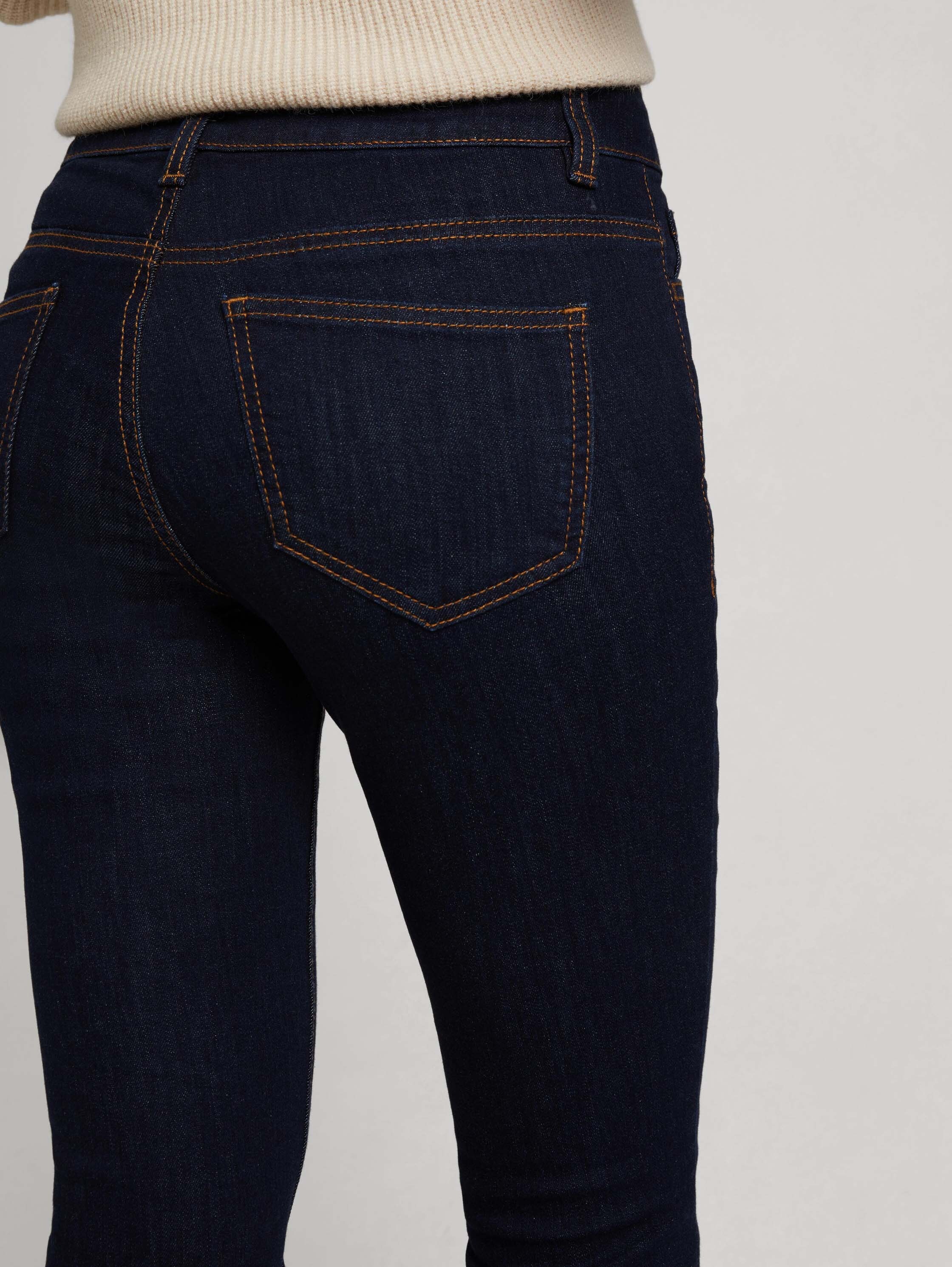 Alexa Slim Jeans - Clean Rinsed Blue Denim - Detailaanzicht model
