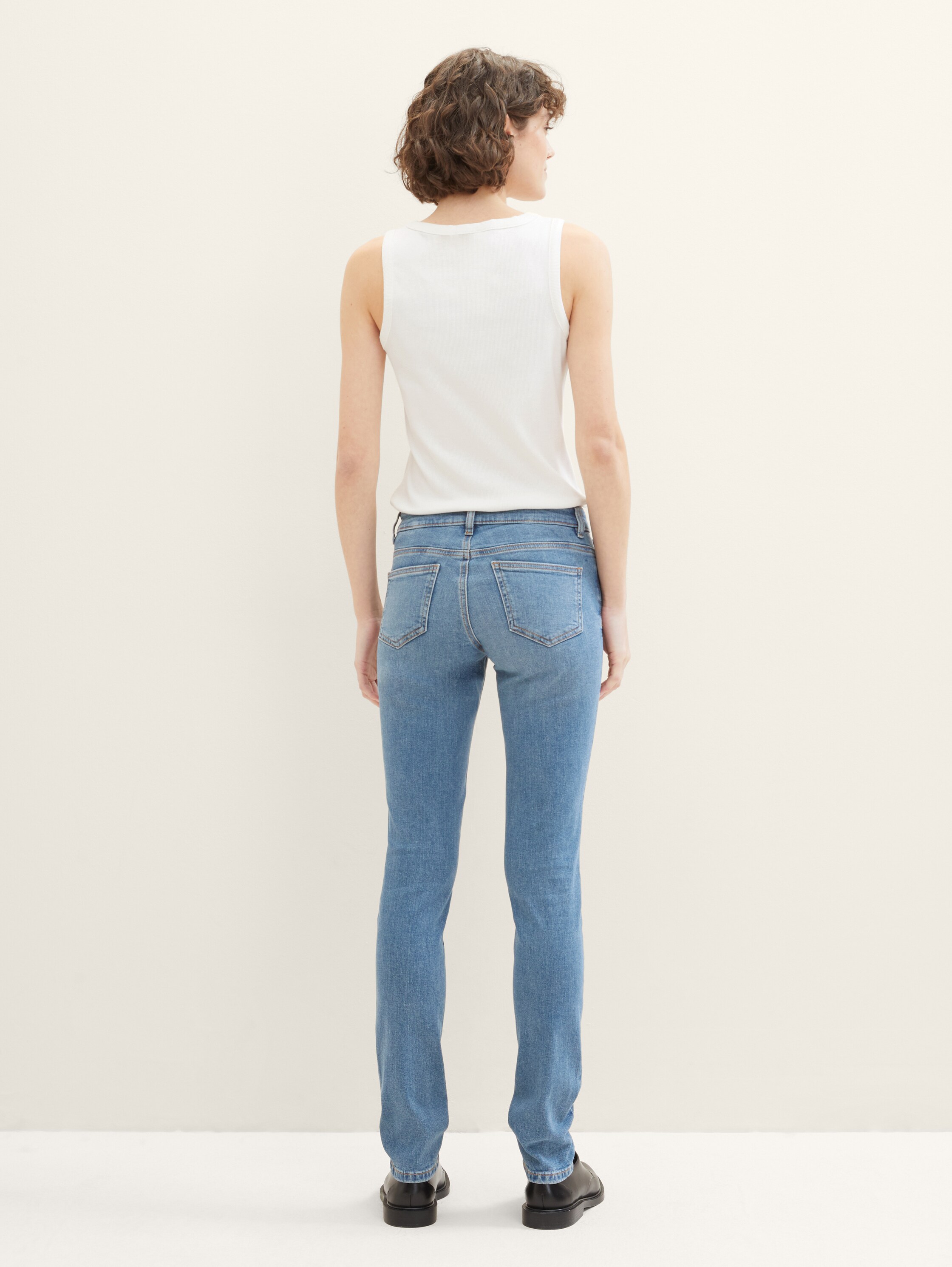 TTALEXA Slim Jeans - light stone bright blue denim - Auschnitt Model-Rückansicht