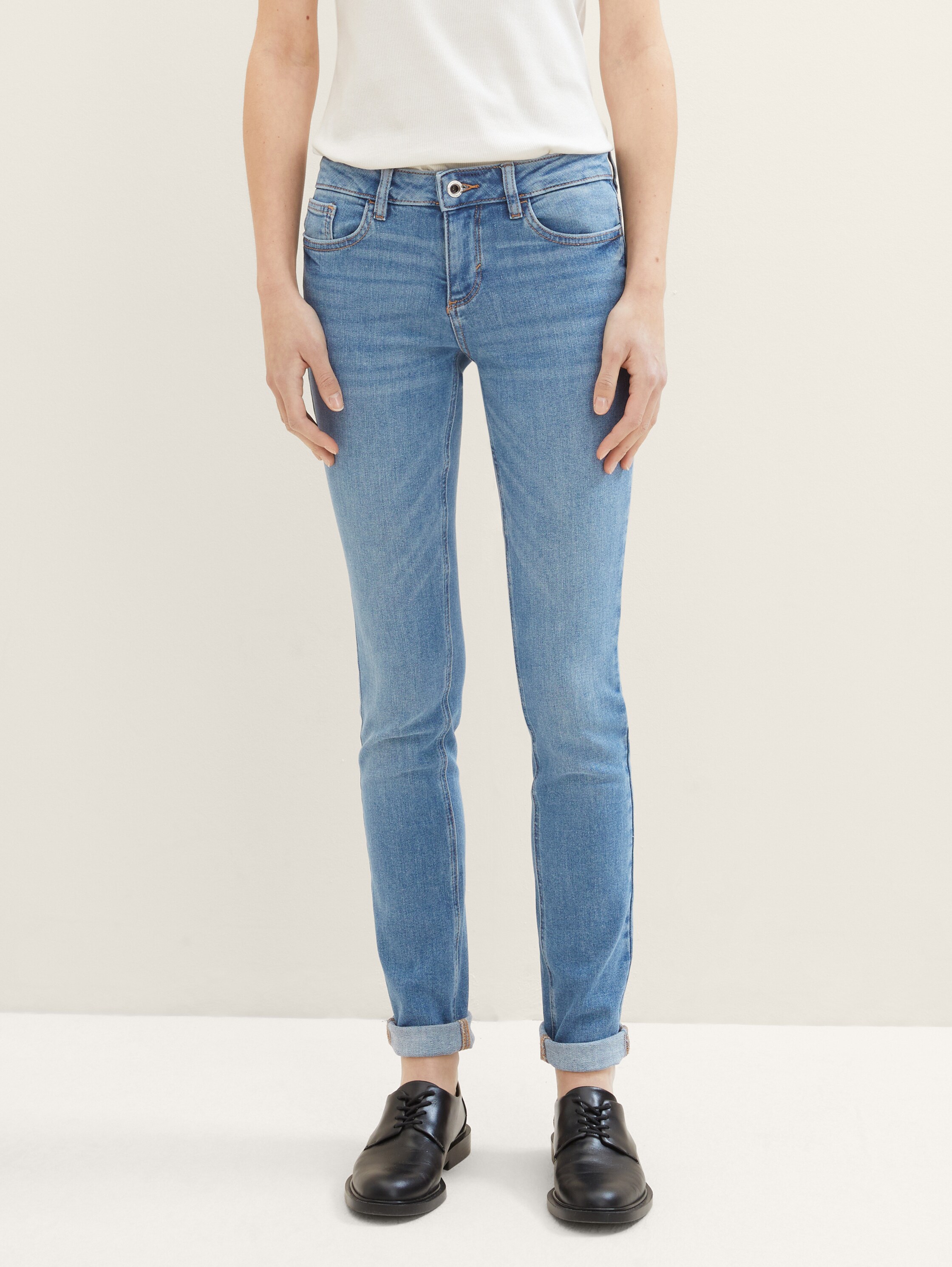 TTALEXA Slim Jeans - light stone bright blue denim - Ausschnitt Model-Vorderansicht