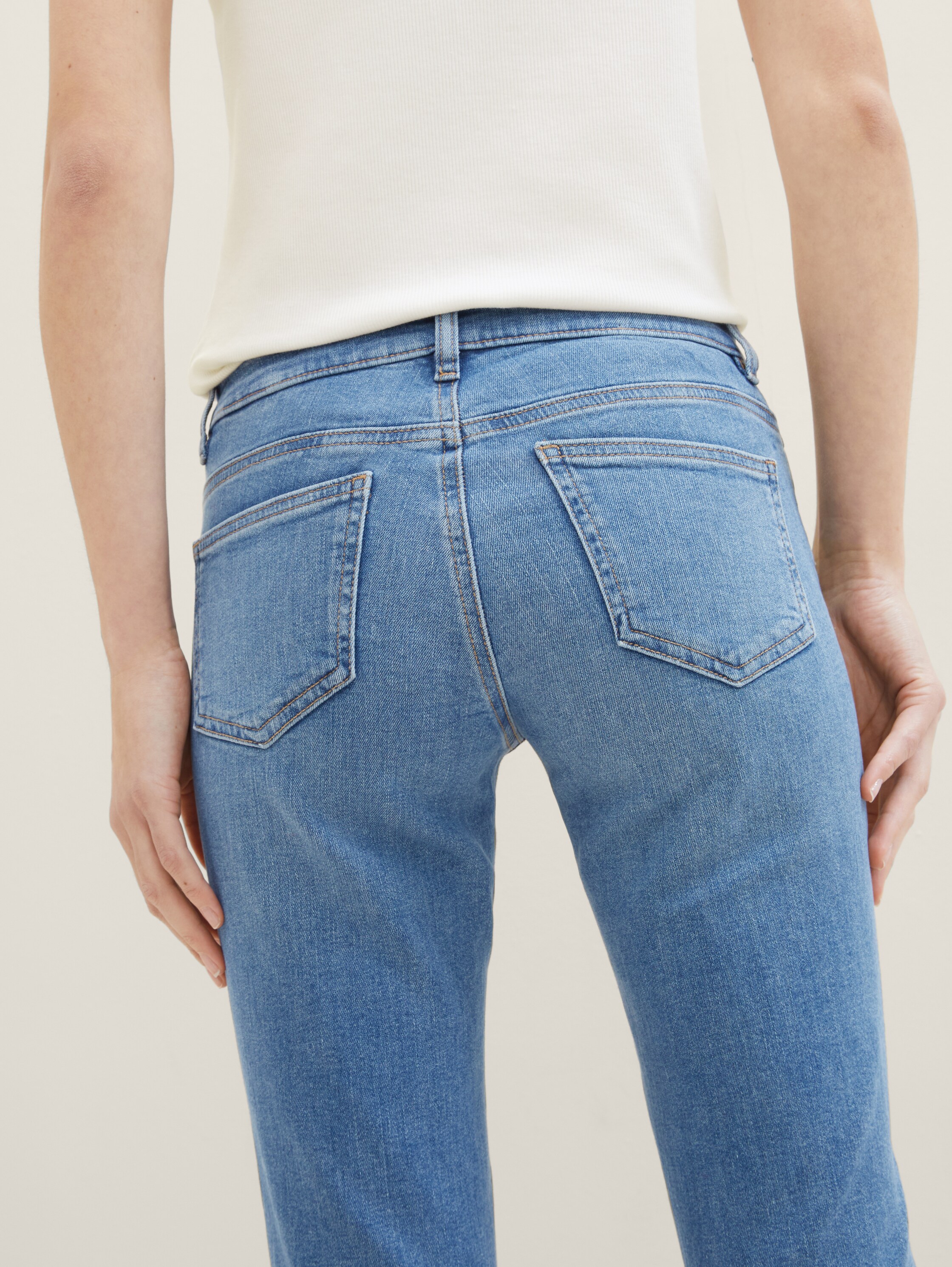 TTALEXA Slim Jeans - light stone bright blue denim - Detail-Model-Ansicht