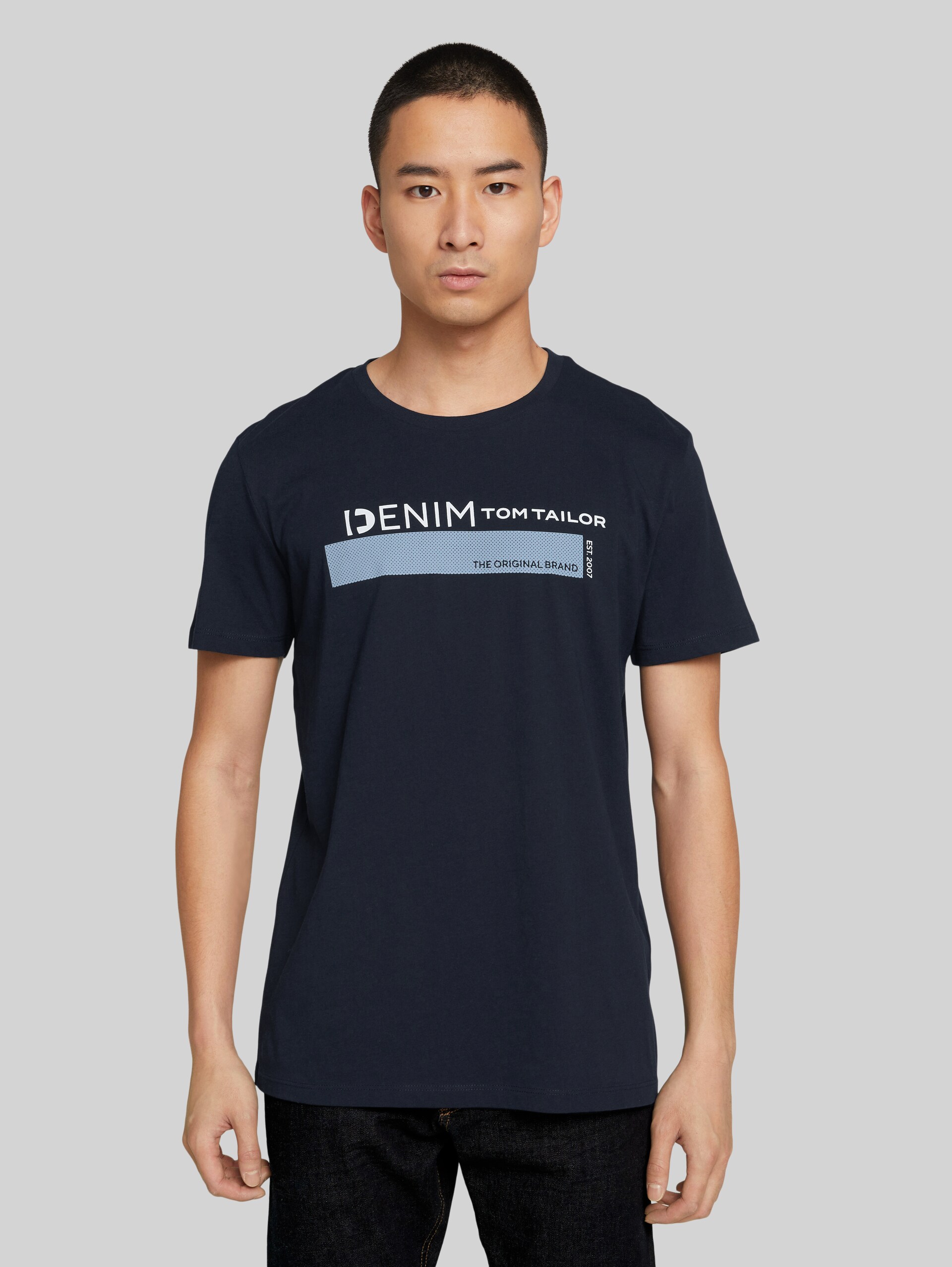 T-Shirt mit Bio-Baumwolle - sky captain blue - Ausschnitt Model-Vorderansicht