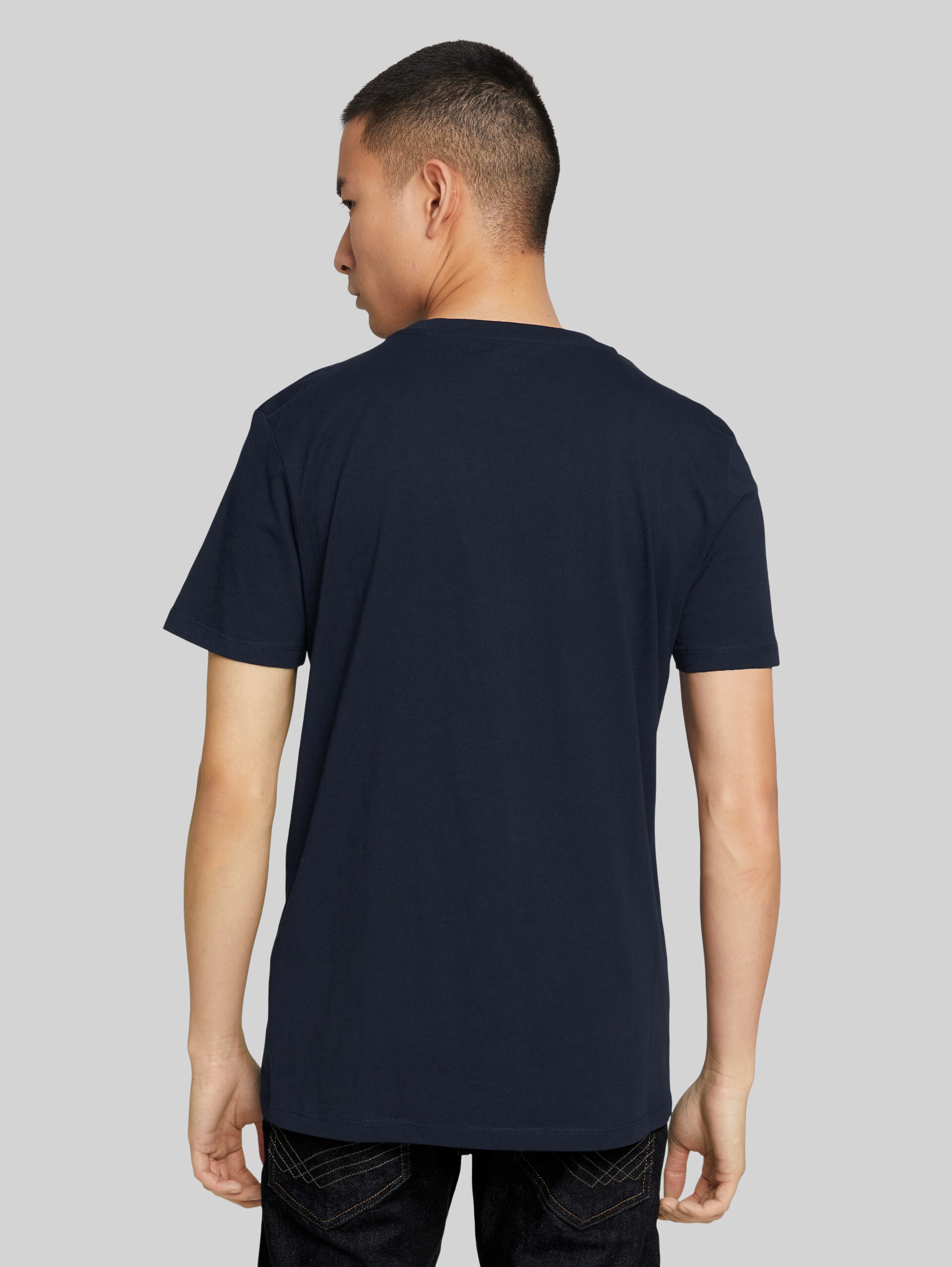 T-Shirt mit Bio-Baumwolle - sky captain blue - Auschnitt Model-Rückansicht