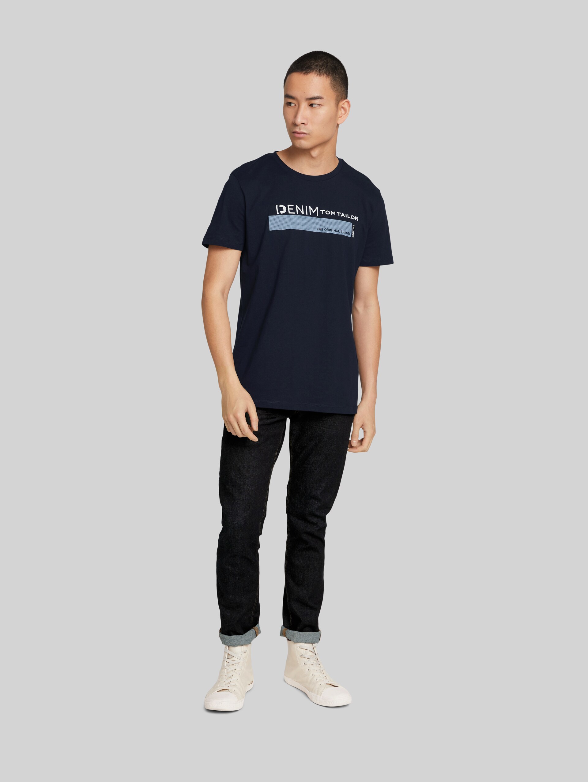 T-Shirt mit Bio-Baumwolle - sky captain blue - Model-Vorderansicht