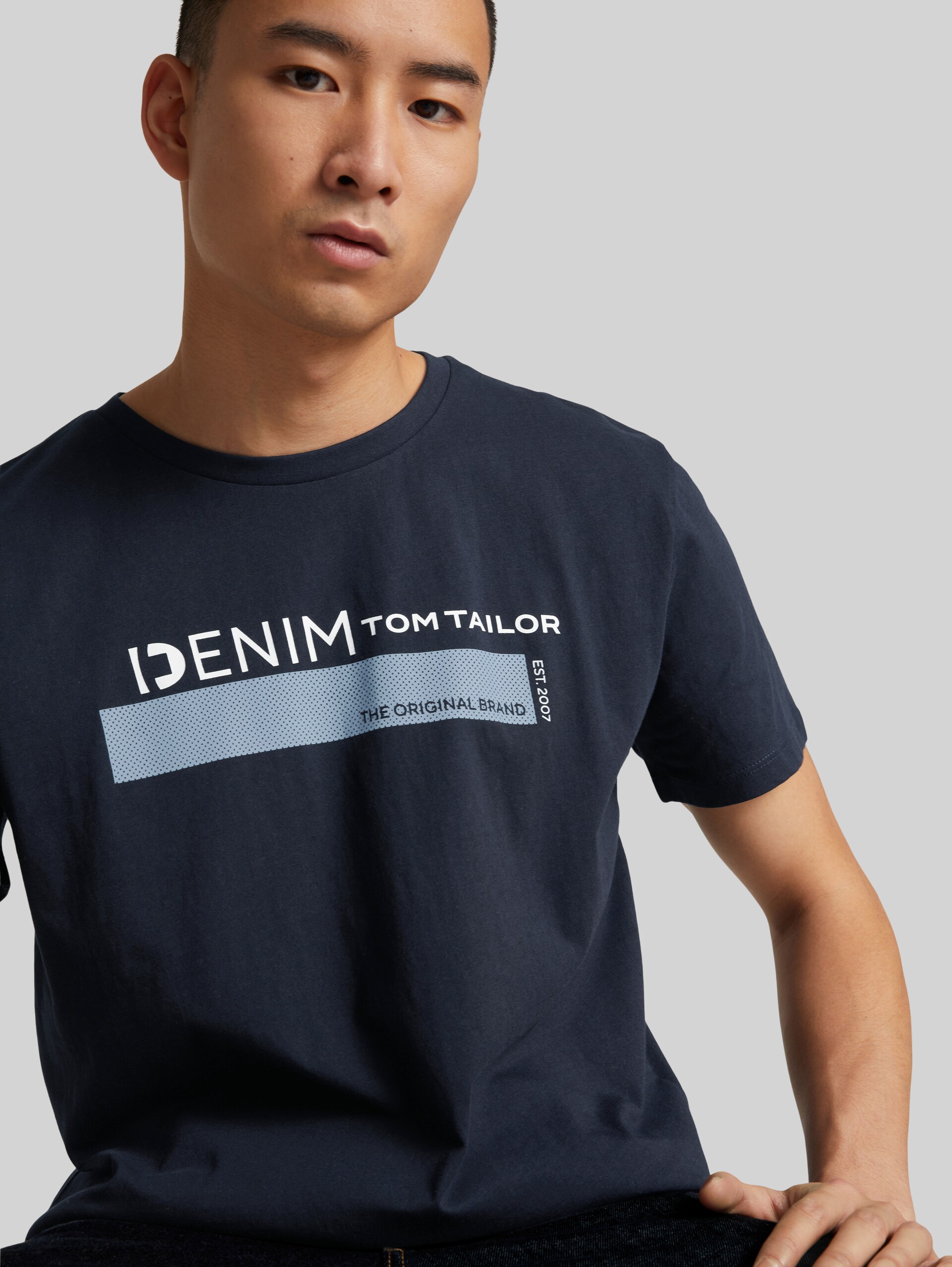 T-Shirt mit Bio-Baumwolle - sky captain blue - Detail-Model-Ansicht
