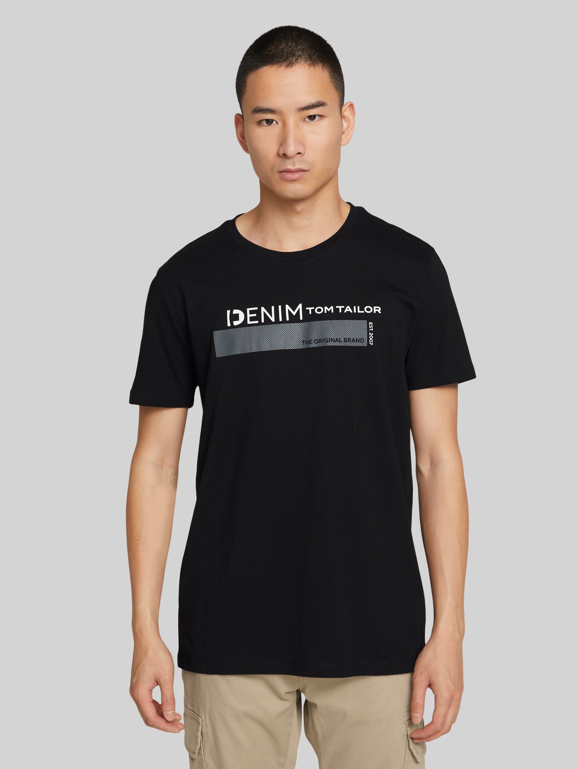 T-shirt van biologisch katoen - Black - Nek model vooraanzicht