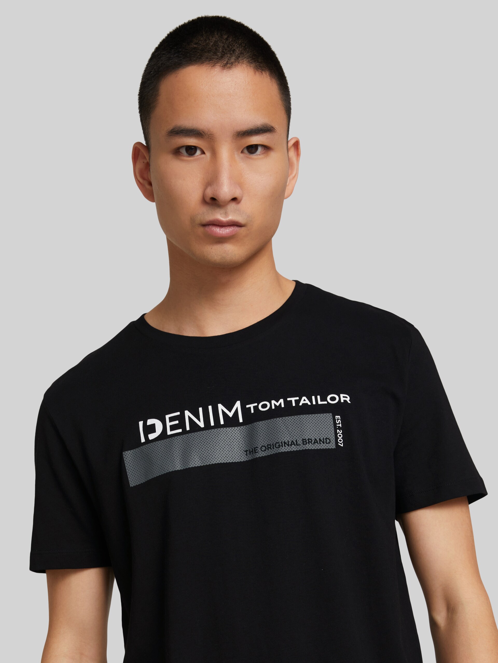 T-shirt van biologisch katoen - Black - Detailaanzicht model