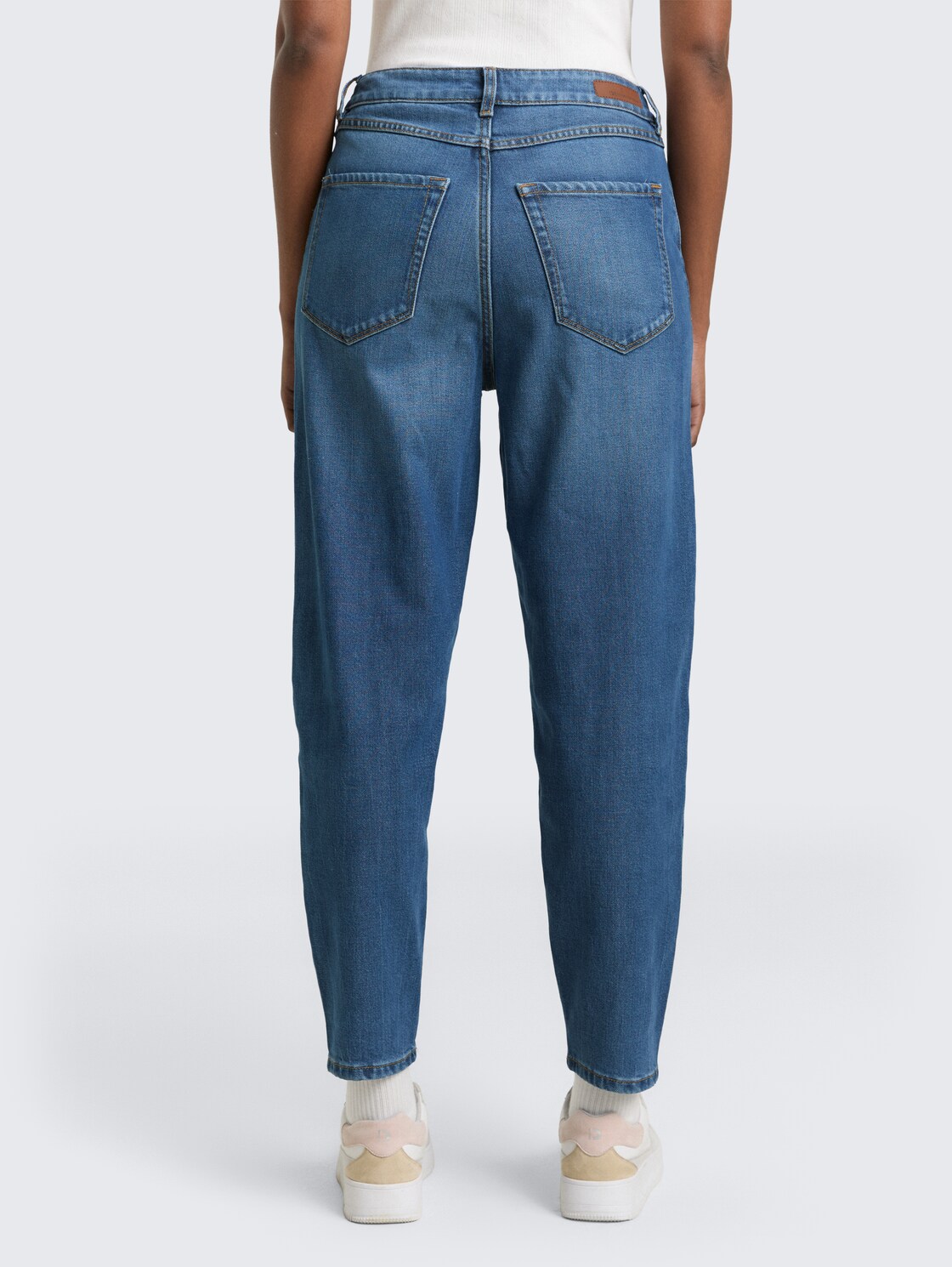 BARREL MOM Vintage Jeans - Used Mid Stone Blue Denim - Auschnitt Model-Rückansicht